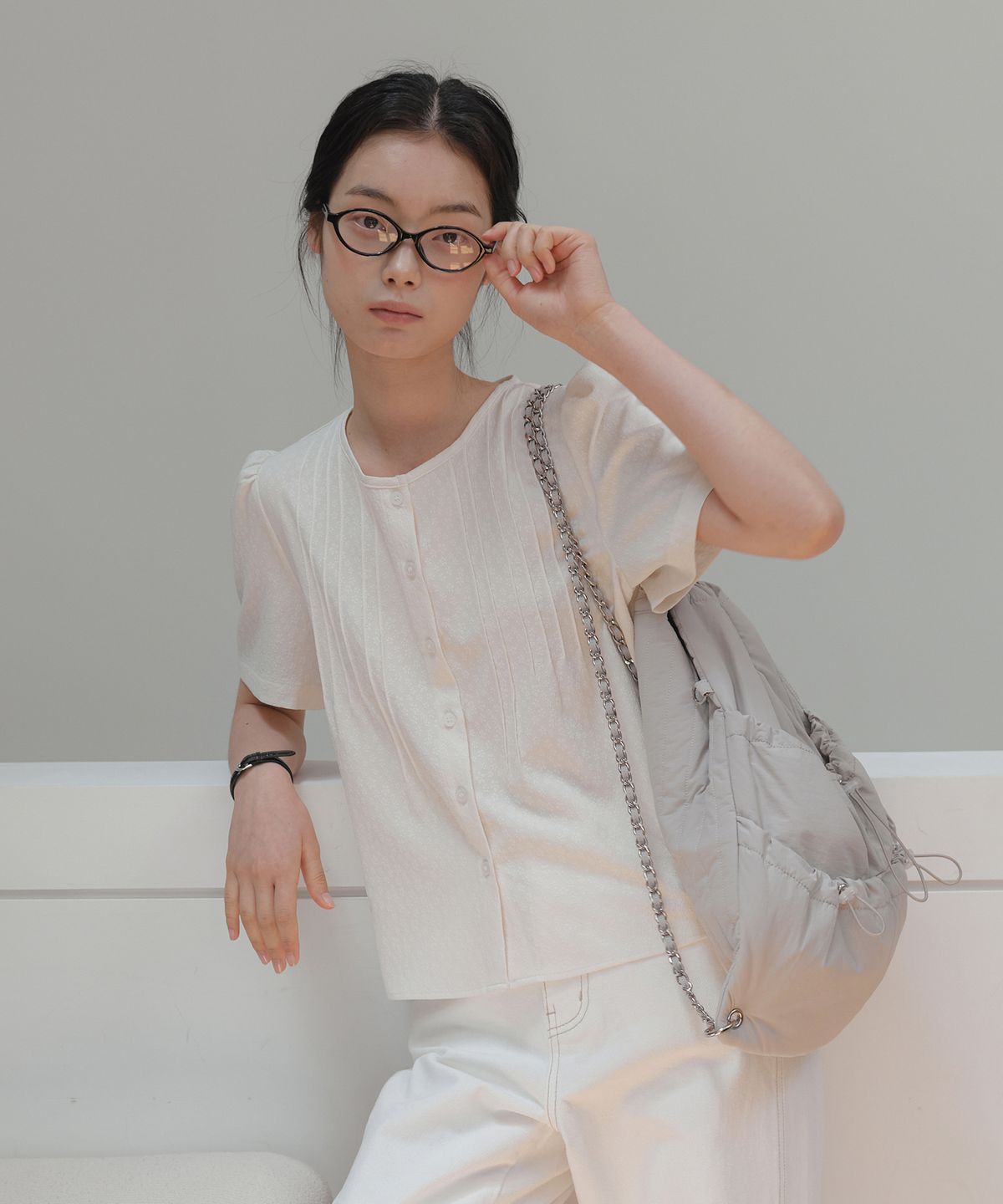 엽페(YUPPE) TUCKED FLOWER SHIRT_IVORY