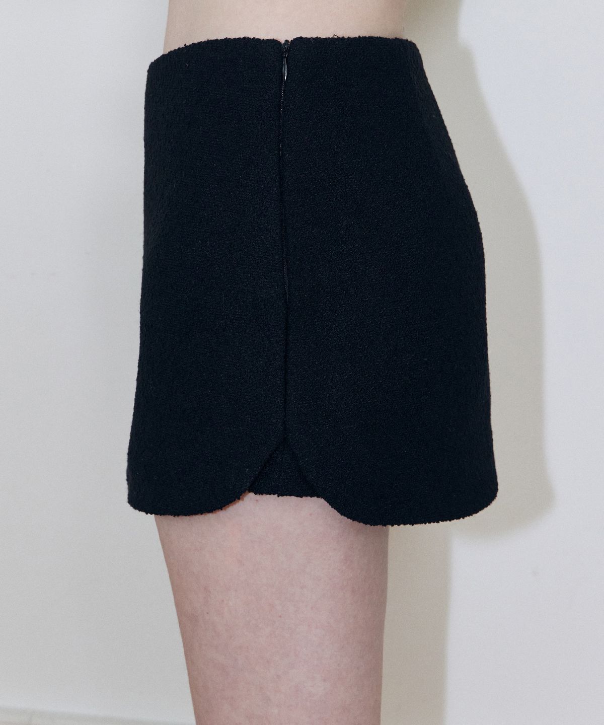 레이디 볼륨(LADY VOLUME) 텍스처드 커브 팬츠스커트 (BLACK)