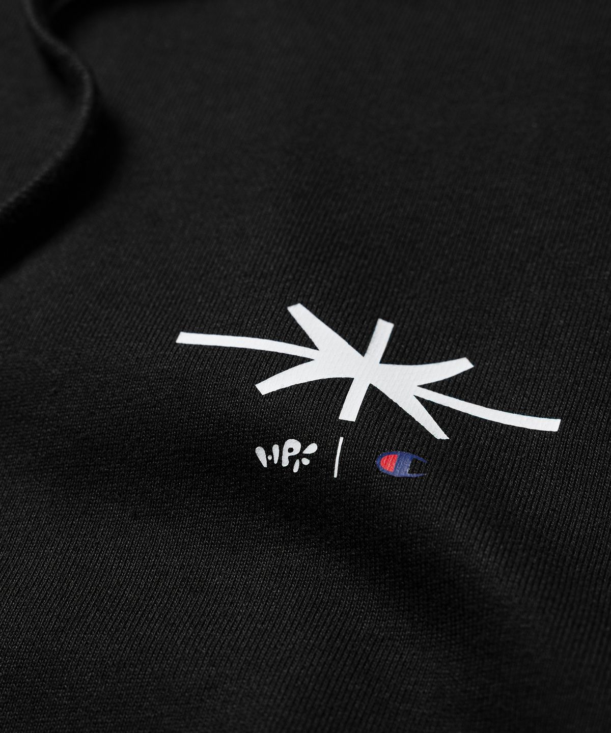 챔피온(CHAMPION) 챔피온 X 힙플페 X 키드밀리 스몰 로고 후드 티셔츠 Black