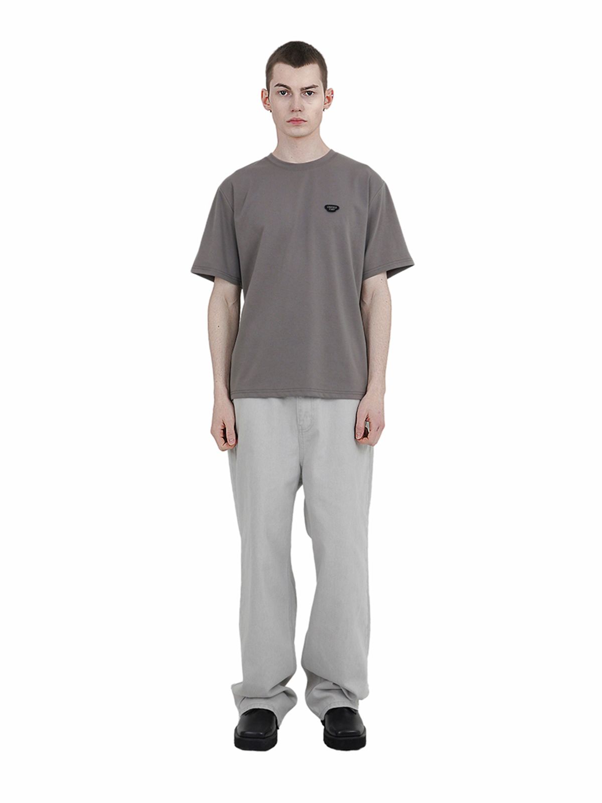챈세스노이(CHANCE'S NOI) 미니멀 시그니처 분또 반팔 티셔츠 차콜/M251TP10CH