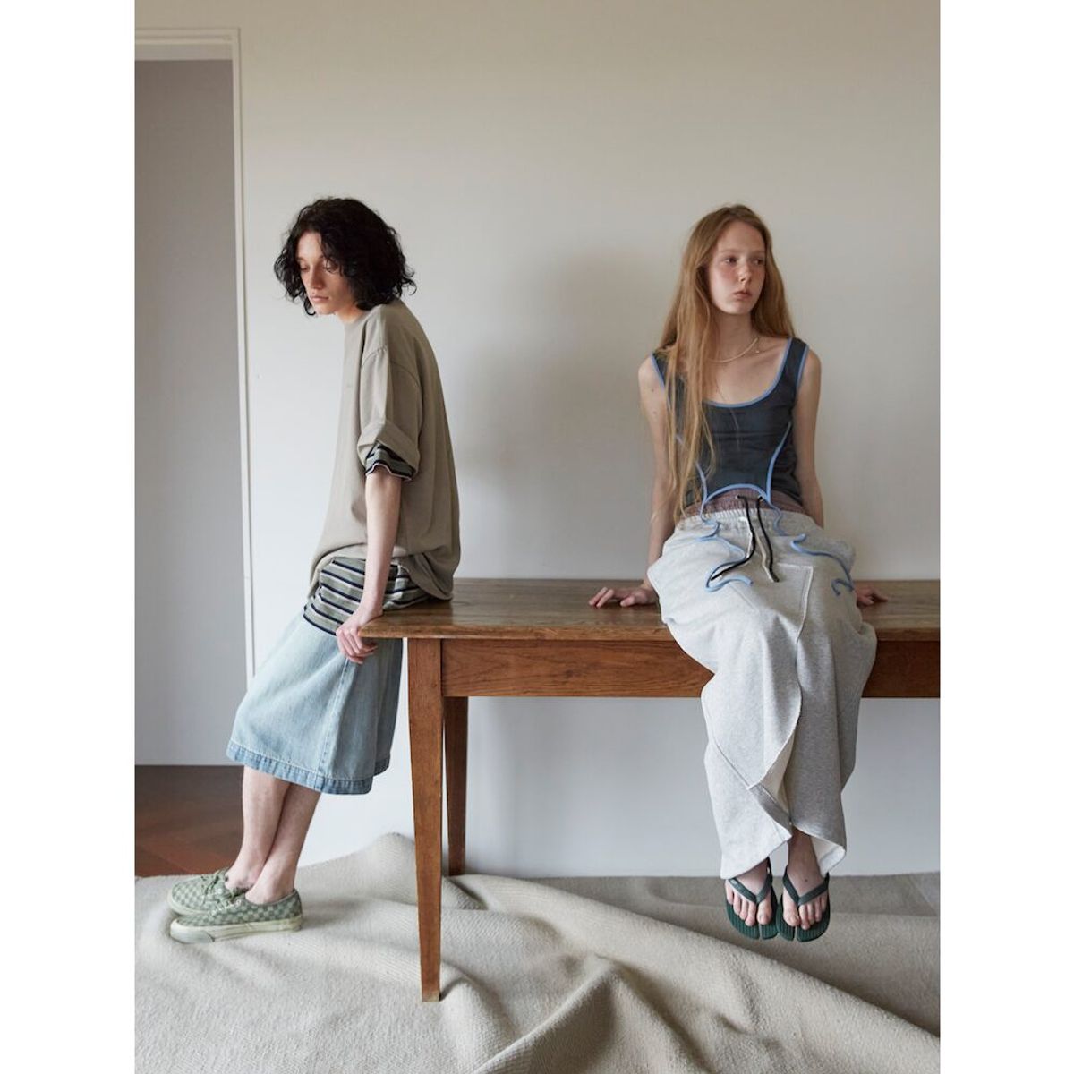 샌드 사운드(SAND SOUND) (WOMEN) 스트링 레이어드 슬리브리스  차콜