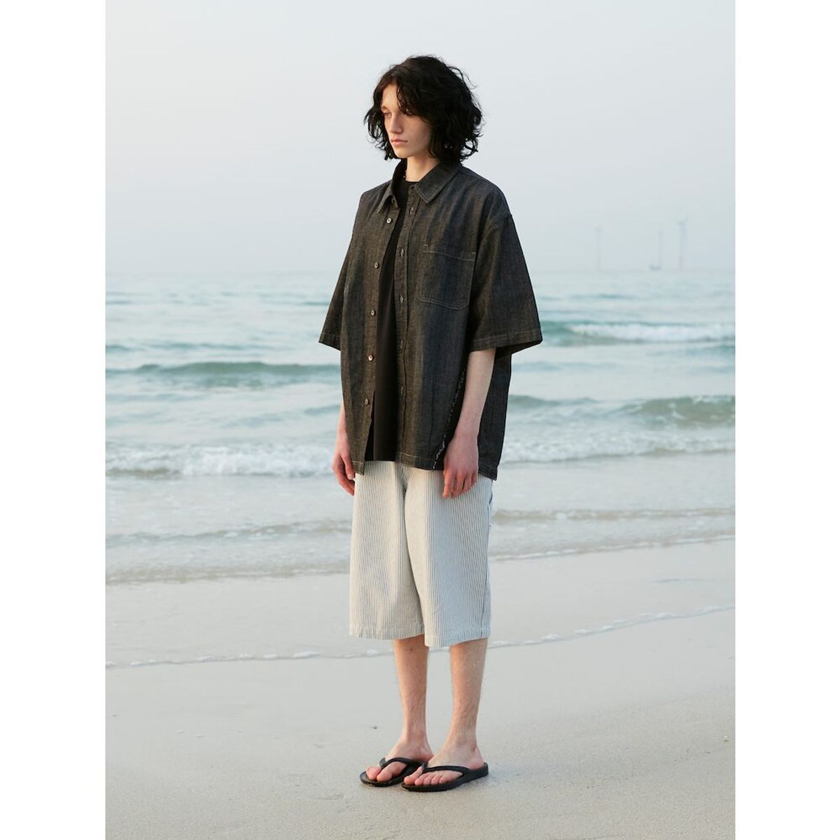 샌드 사운드(SAND SOUND) (UNISEX) 핀스트라이프 데님 버뮤다 숏츠  화이트