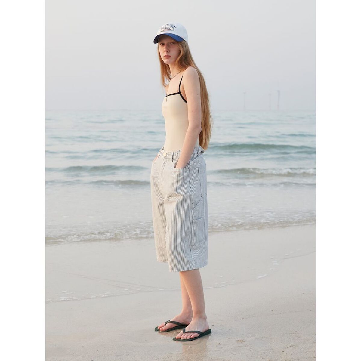 샌드 사운드(SAND SOUND) (UNISEX) 핀스트라이프 데님 버뮤다 숏츠  화이트