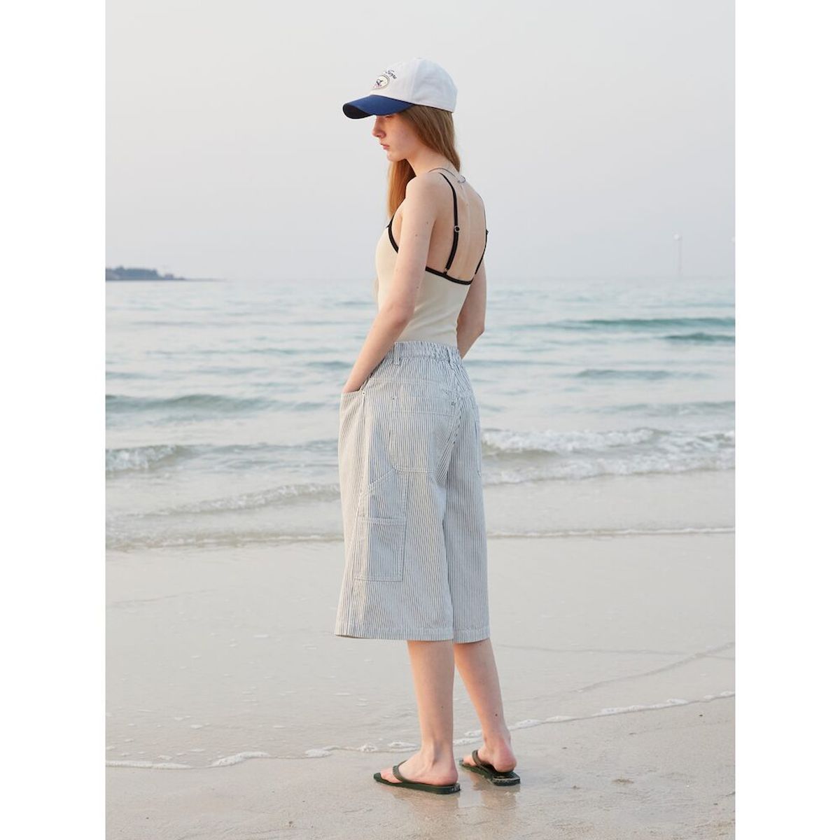 샌드 사운드(SAND SOUND) (UNISEX) 핀스트라이프 데님 버뮤다 숏츠  화이트