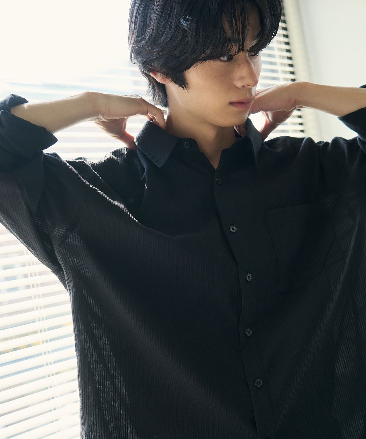 로템버(ROTEMBER) 시어 브리즈 스트라이프 셔츠 [블랙]