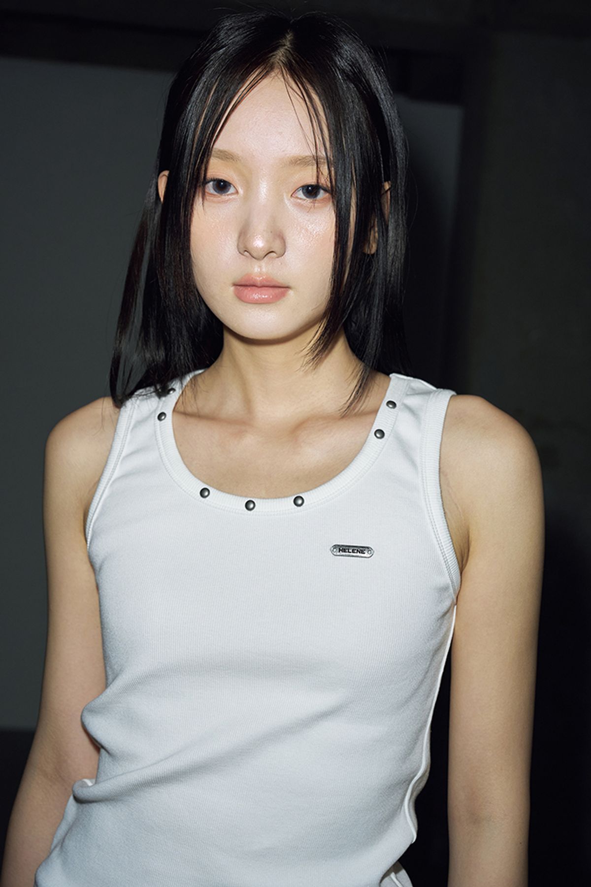 헬레네파리스(HELENE PARIS) 레인지 스터드 루즈 핏 슬리브리스 [화이트]
