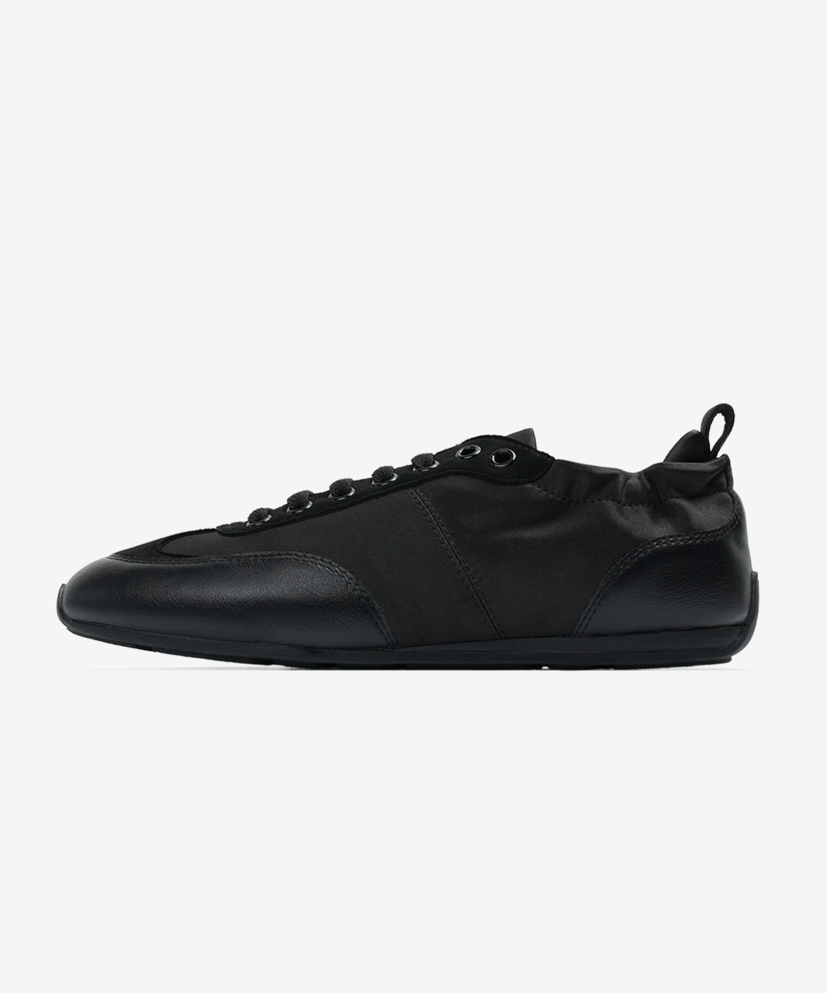 이크닉(IHCNIK) r. 913  three matches sneakers