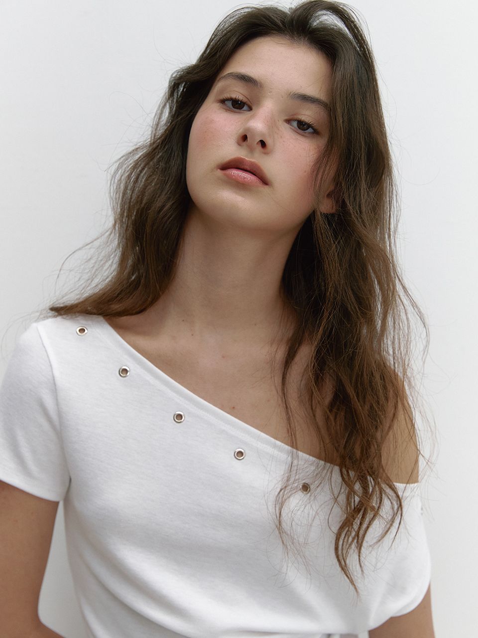 MUSINSA | ASURA EYELET ONE SHOULDER T (IVORY)