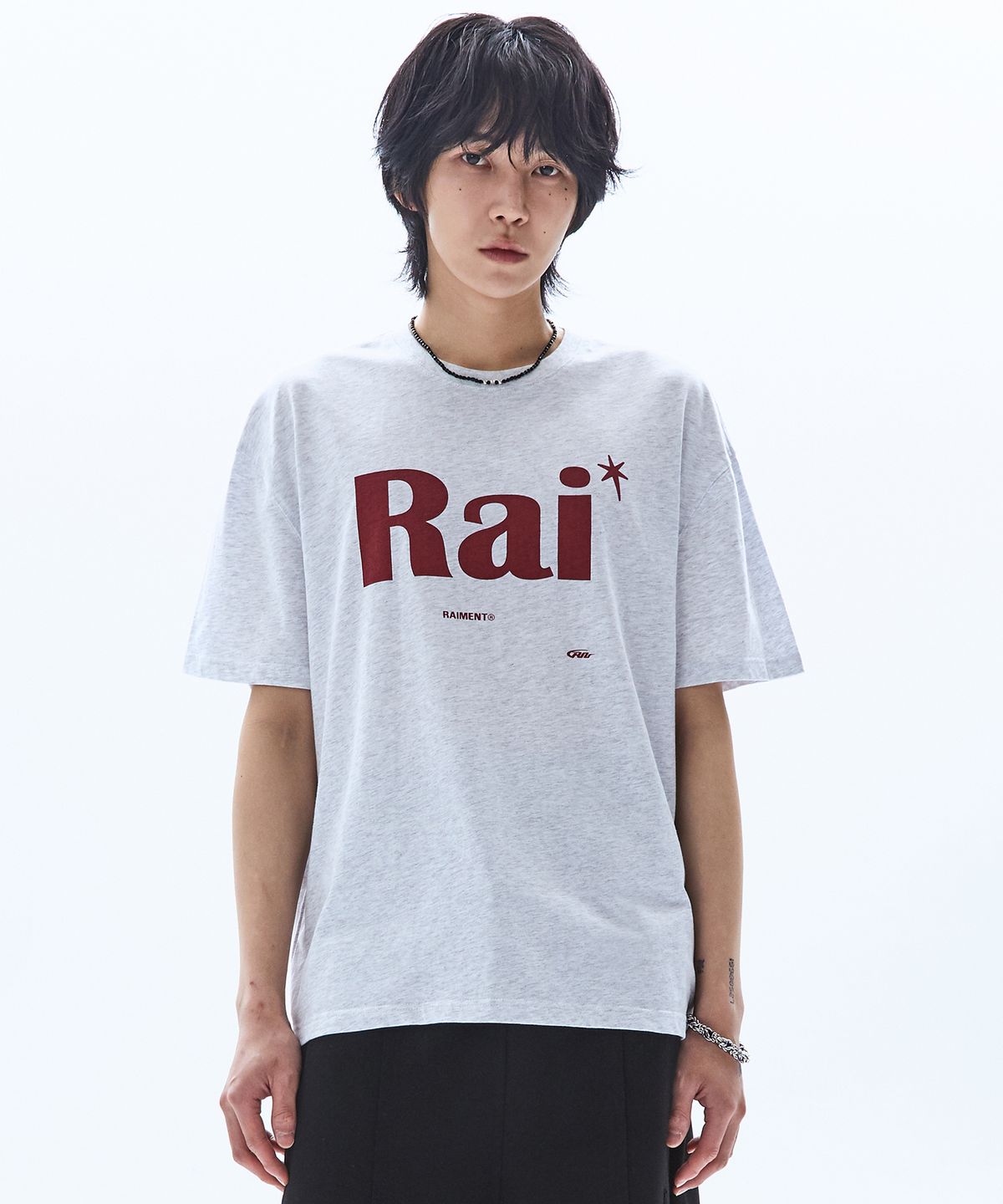 레이몬트(RAIMENT) 에센셜  RAI 로고 솔리드 반팔 티셔츠_화이트멜란지