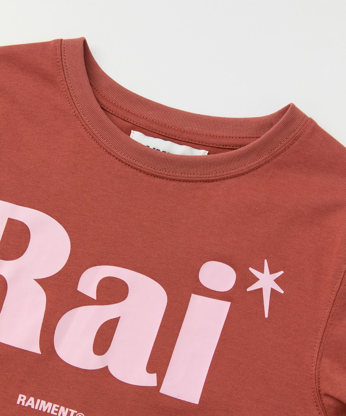 레이몬트(RAIMENT) 에센셜  RAI 로고 솔리드 반팔 티셔츠_브릭레드