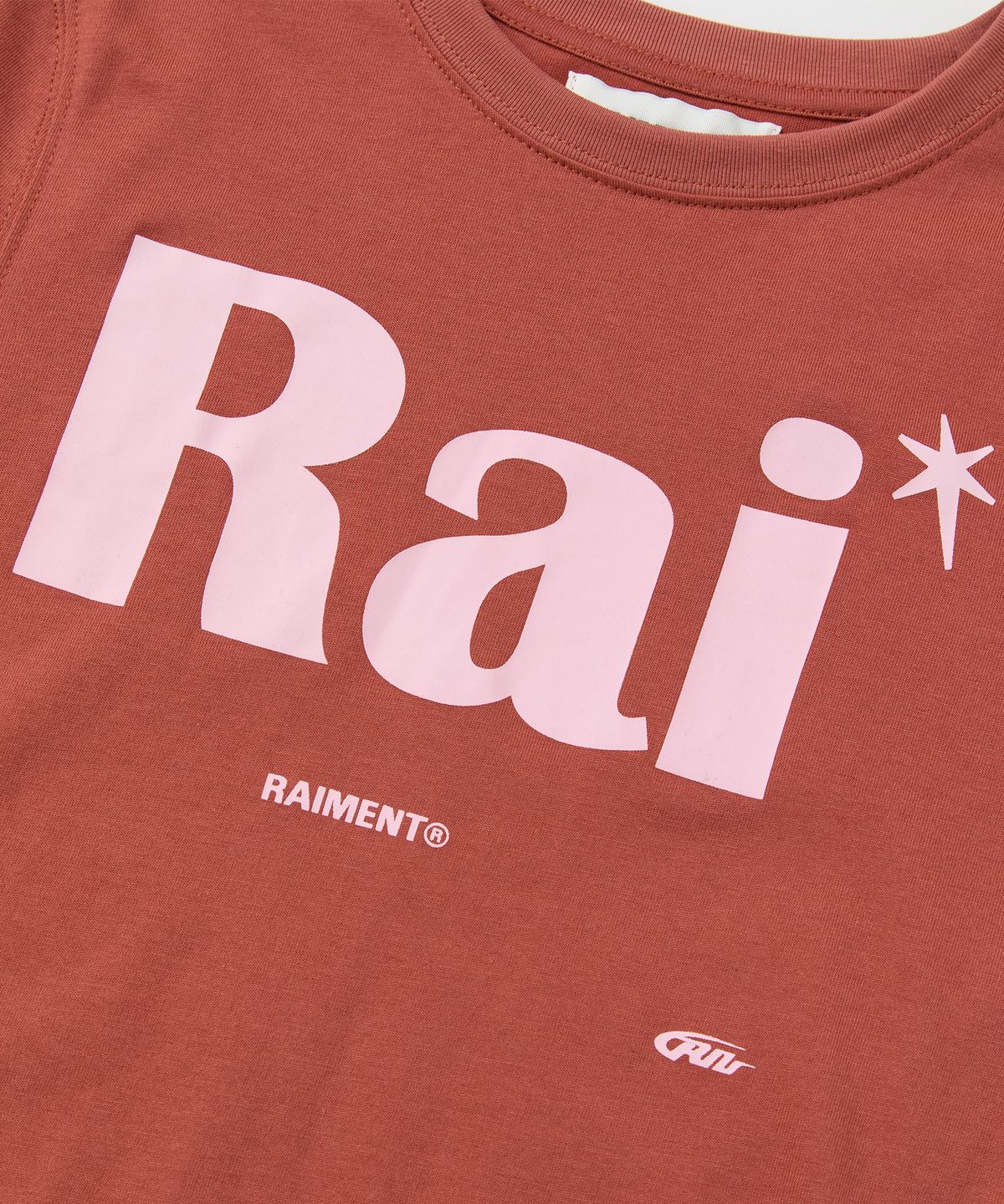 레이몬트(RAIMENT) 에센셜  RAI 로고 솔리드 반팔 티셔츠_브릭레드