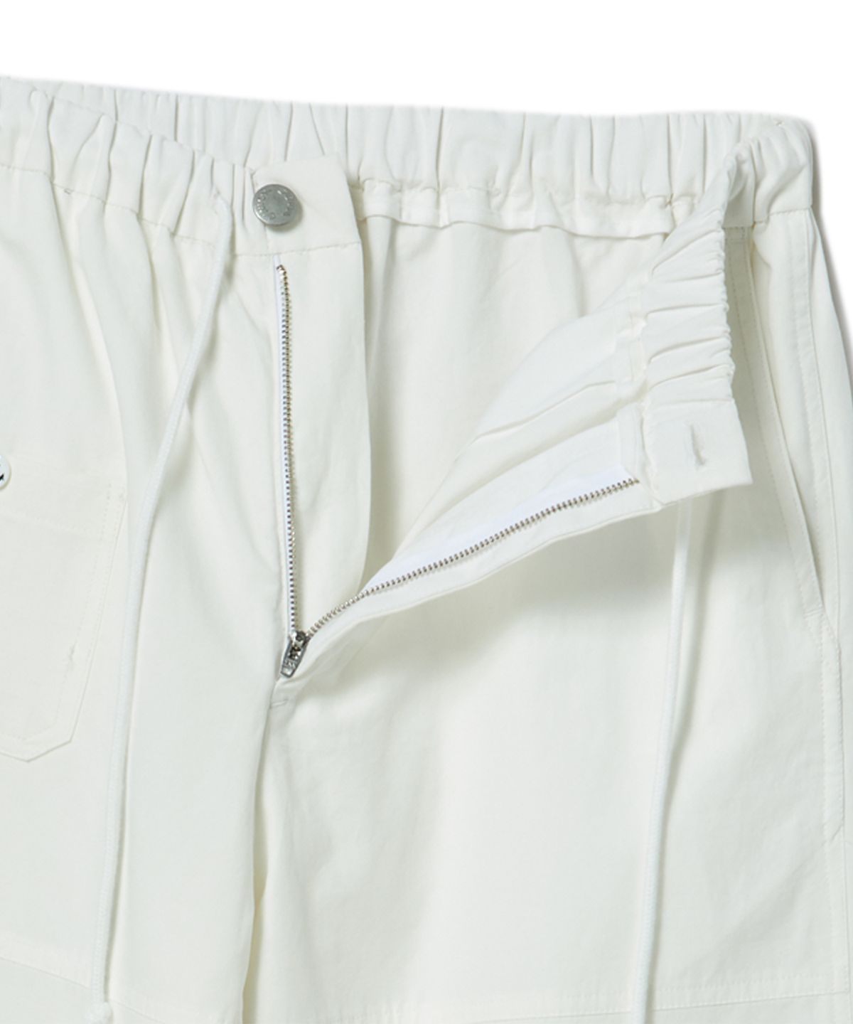 비욘드클로젯(BEYOND CLOSET) [COLLECTION LINE] 럭스 페브릭 밀리터리 디테일 카고 팬츠 화이트