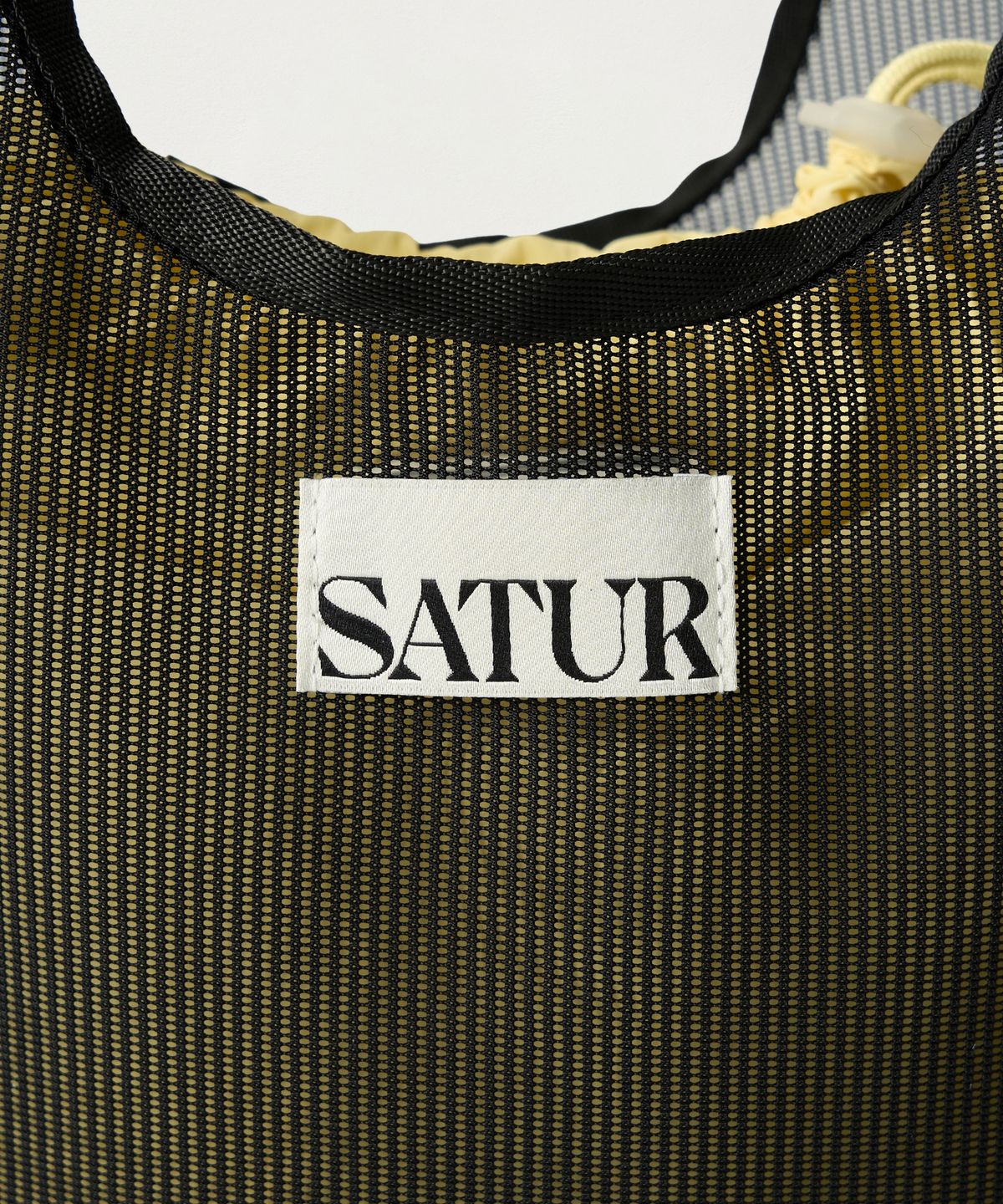 세터(SATUR) 본 보야지 스몰 메쉬 백 블랙
