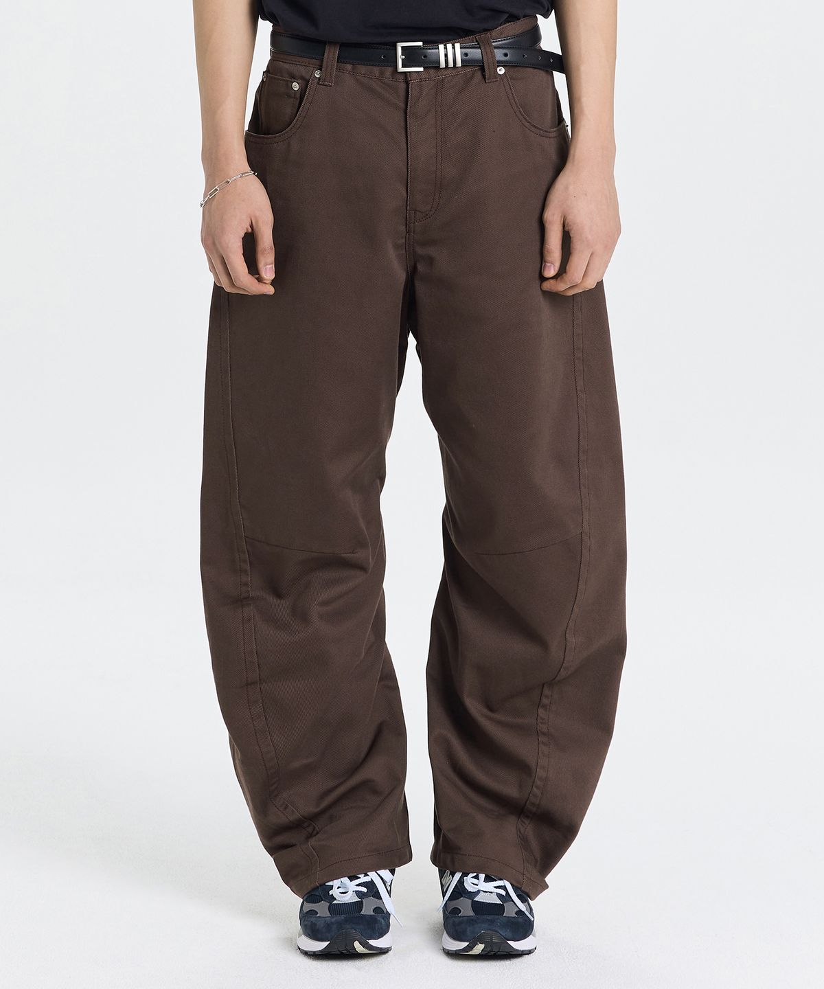 기철(KICHUL) Relax Curved Cotton Pants (Brown)