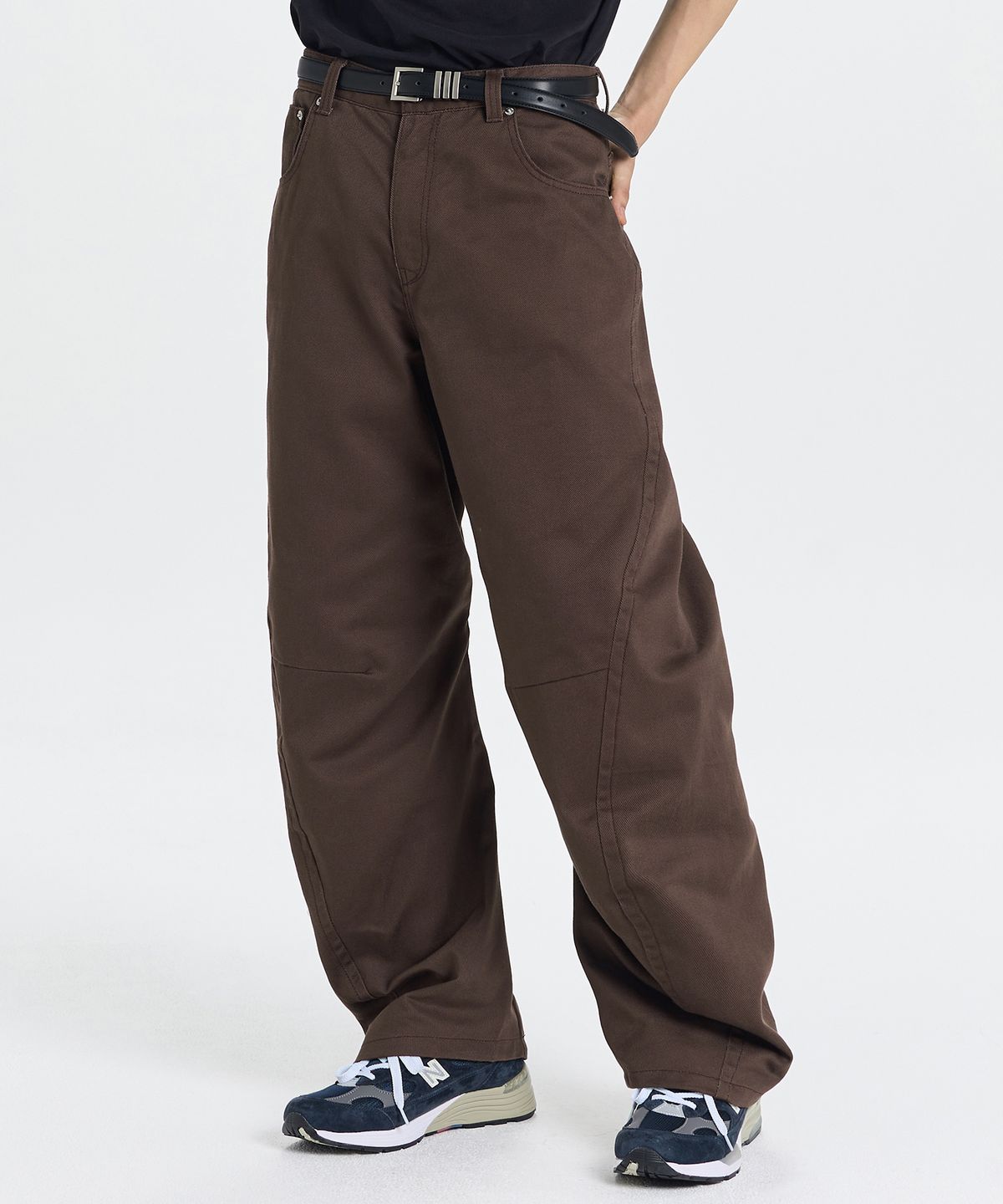 기철(KICHUL) Relax Curved Cotton Pants (Brown)