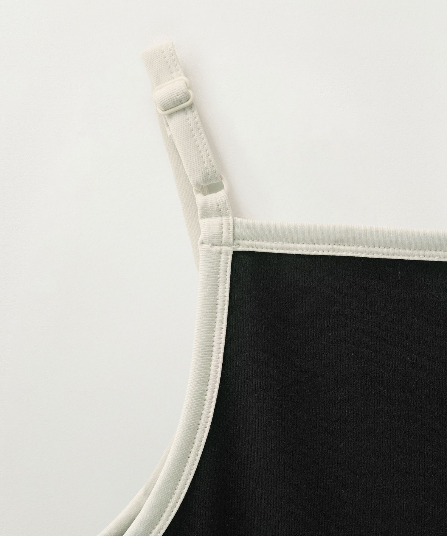 【SATUR】 (W) Apero Logo Solid Sleeveless Top /追跡付 MUSINSA | SATUR (W) Apero Logo Solid Sleeveless Top Black