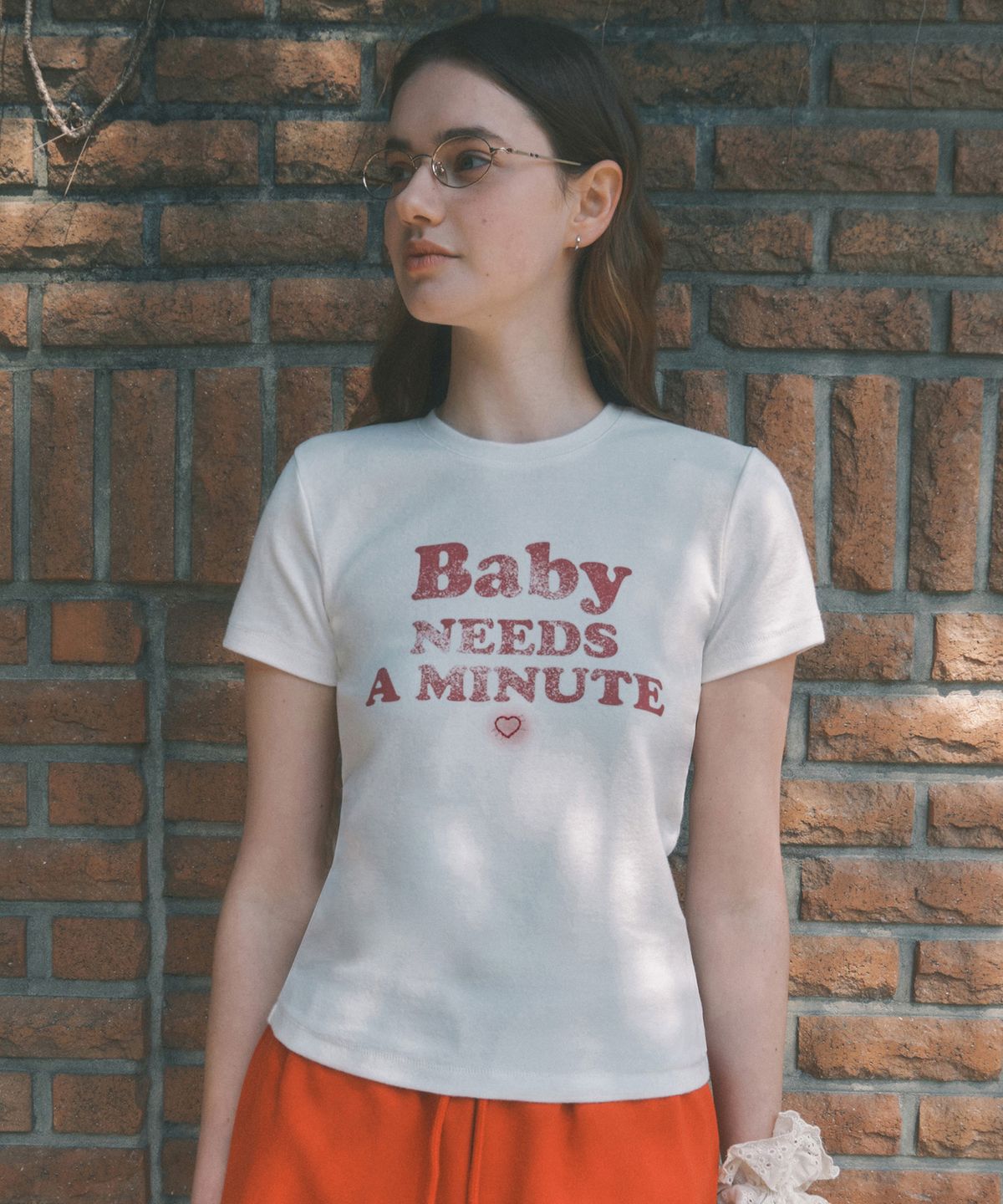 코드그라피(CGP) (우먼) Baby needs a minute 반소매 티셔츠_화이트