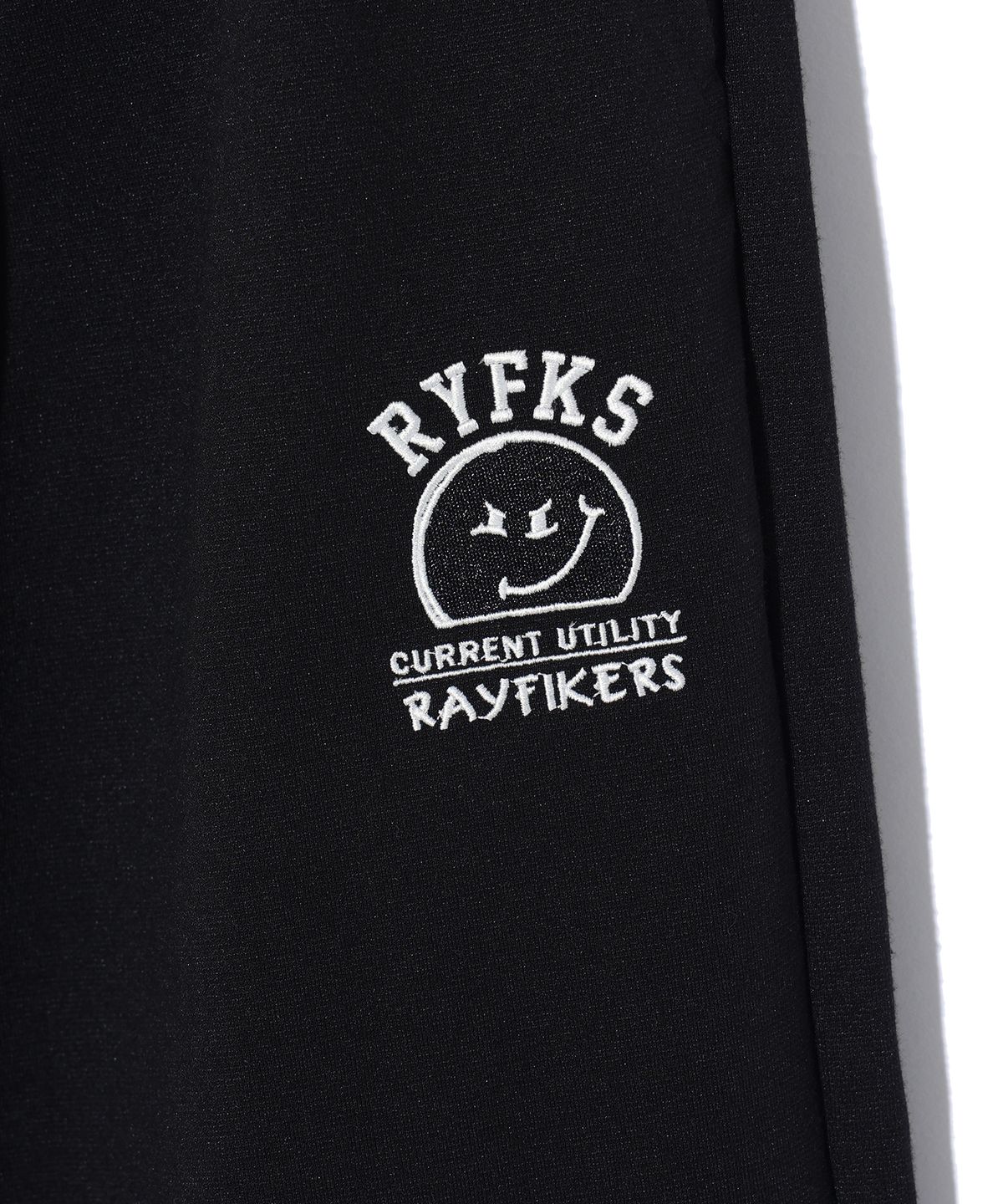 레이피커스(RAYFIKERS) 원턱 위키드 스마일 스웨트 쇼츠 BLACK (MP7PU489-076)
