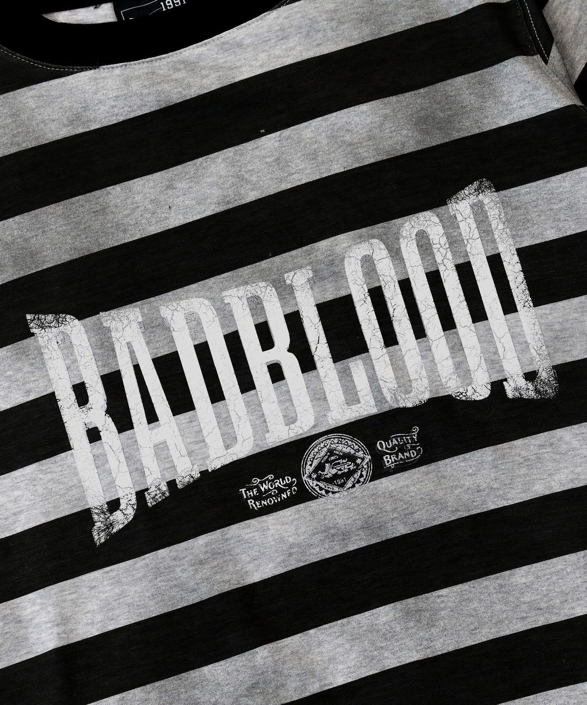배드블러드(BADBLOOD) 커브드 로고 더스티 스트라이프 티셔츠 - 블랙/그레이
