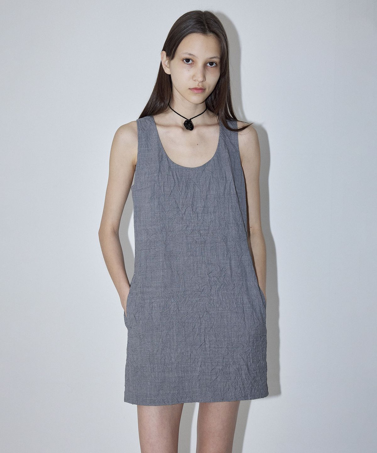 엔오르 스튜디오(ENOR STUDIO) CRINKLED SLEEVELESS DRESS - GREY