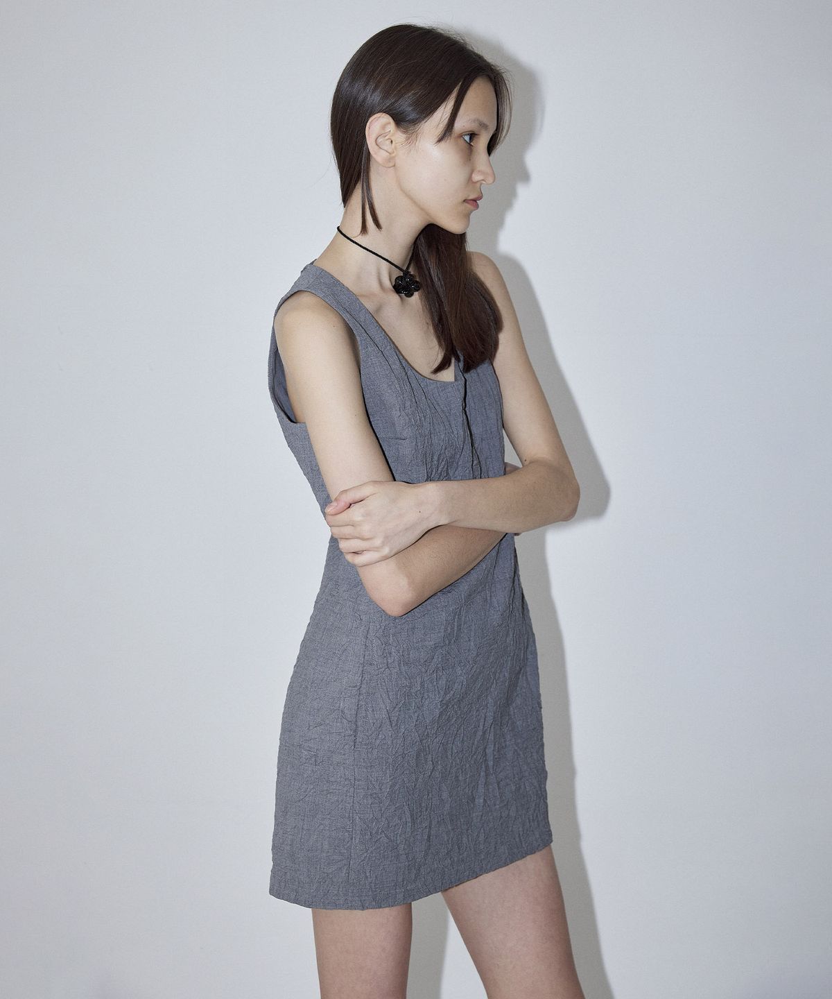 엔오르 스튜디오(ENOR STUDIO) CRINKLED SLEEVELESS DRESS - GREY