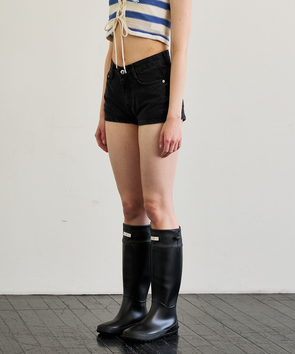 아리킴(ARIKIM) PEPPY MICRO DENIM SHORTS / BLACK