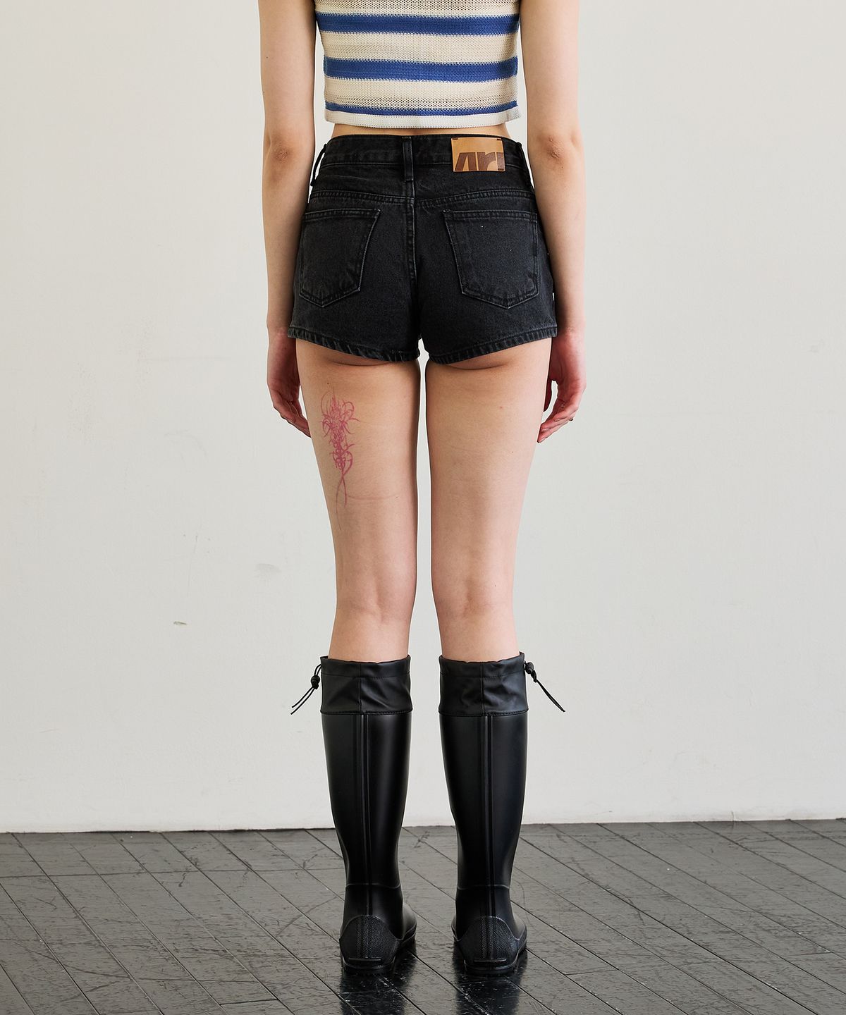 아리킴(ARIKIM) PEPPY MICRO DENIM SHORTS / BLACK
