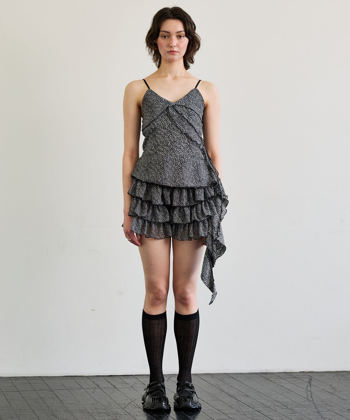 아리킴(ARIKIM) LEOPARD FRILL SLEEVELESS TOP / GRAY