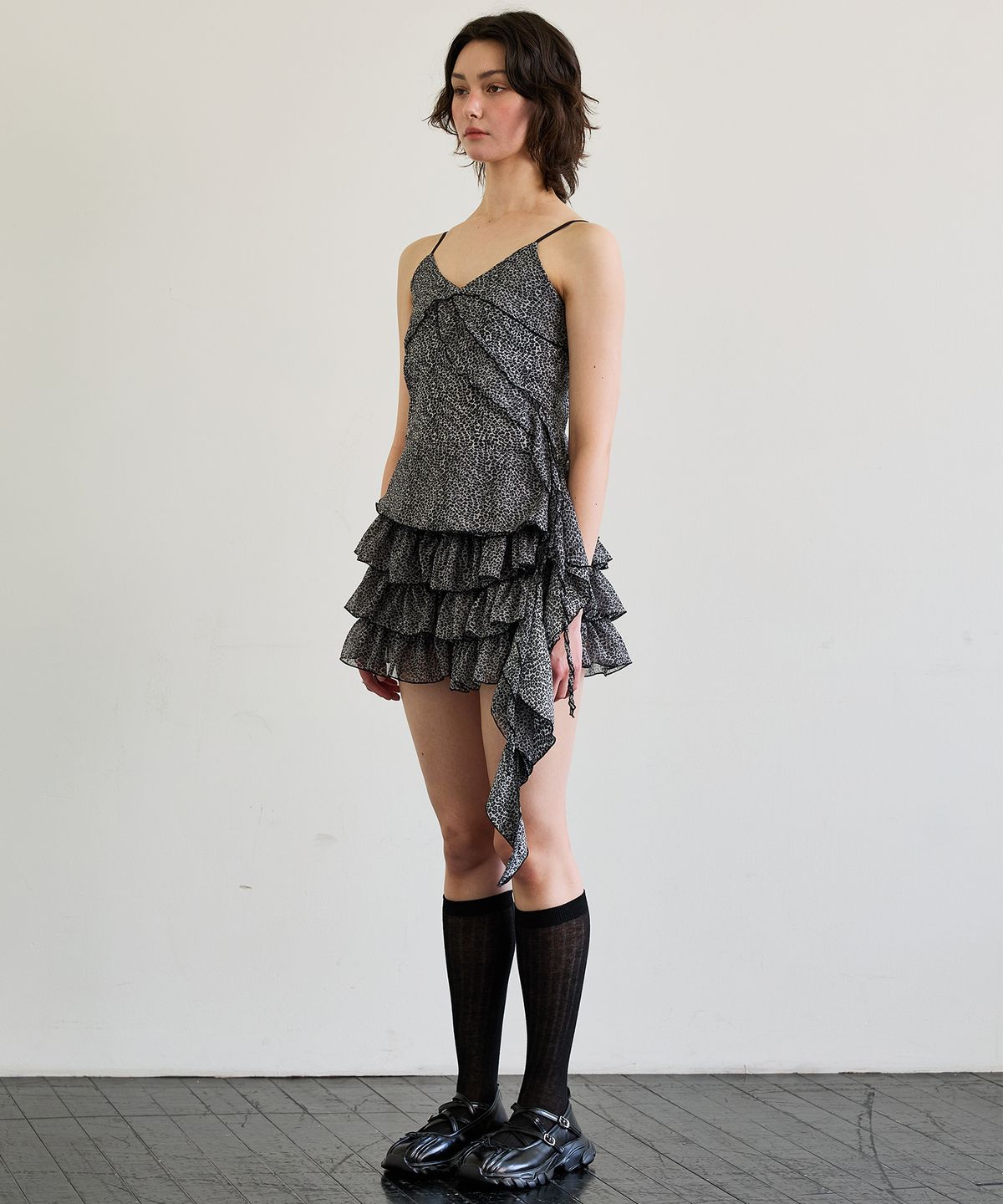 아리킴(ARIKIM) LEOPARD FRILL SLEEVELESS TOP / GRAY