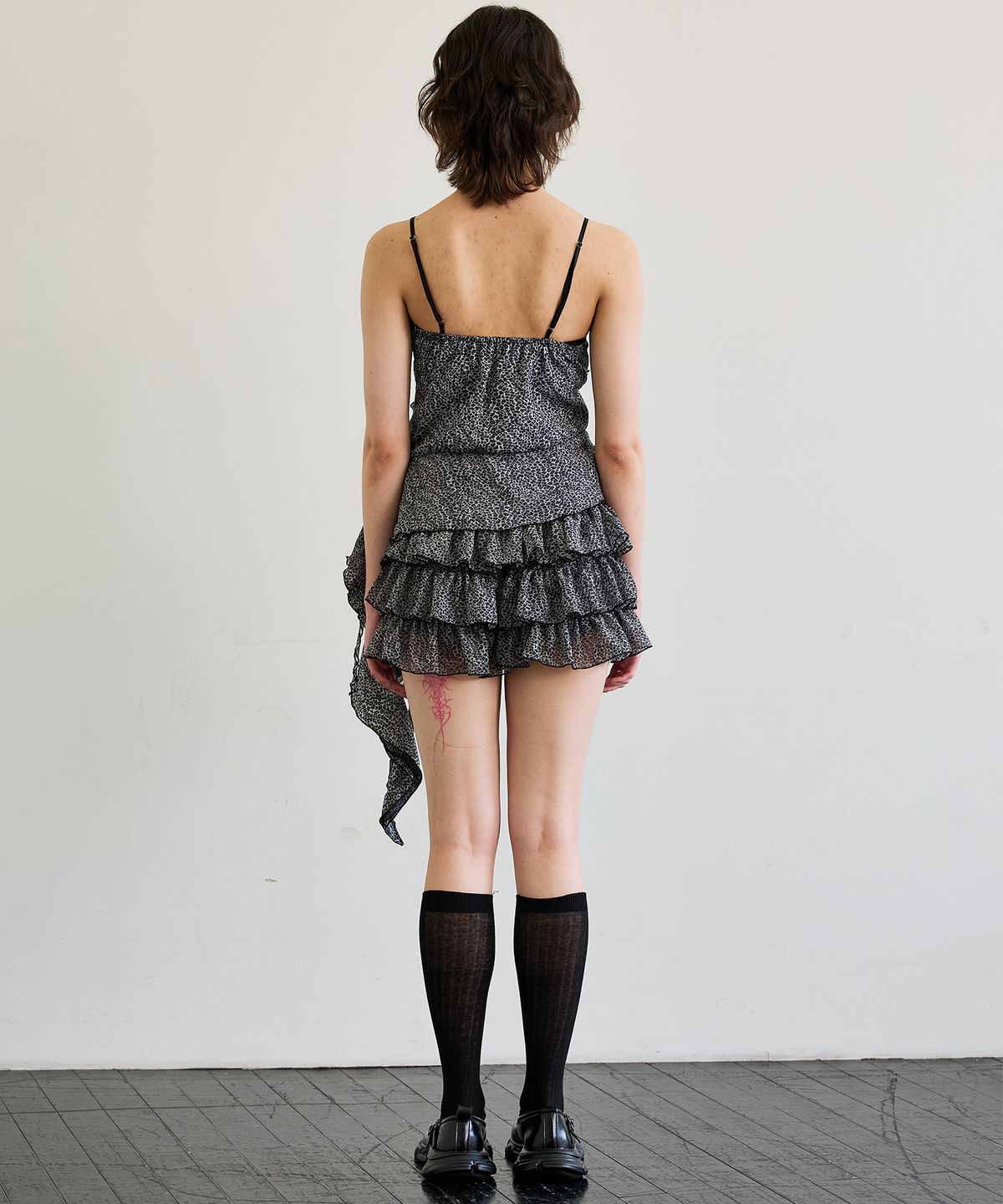 아리킴(ARIKIM) LEOPARD FRILL SLEEVELESS TOP / GRAY
