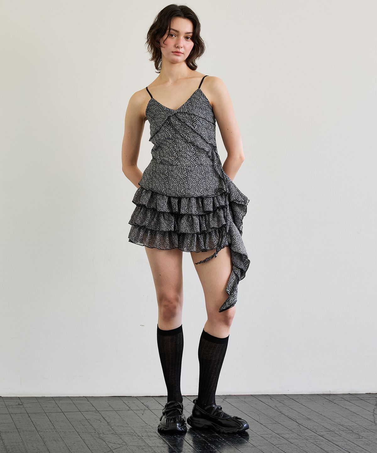 아리킴(ARIKIM) LEOPARD FRILL SLEEVELESS TOP / GRAY