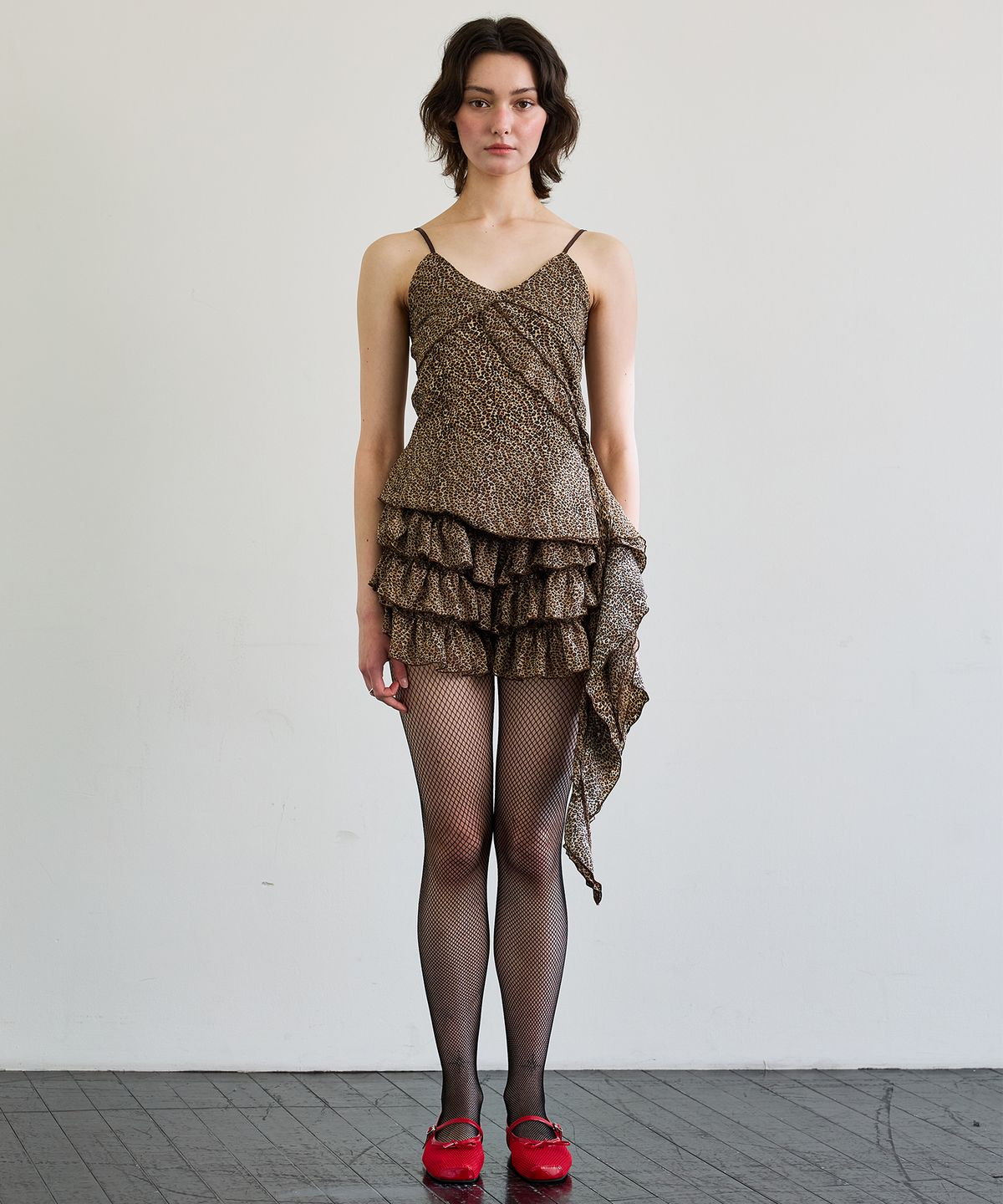 아리킴(ARIKIM) LEOPARD FRILL SLEEVELESS TOP / BROWN
