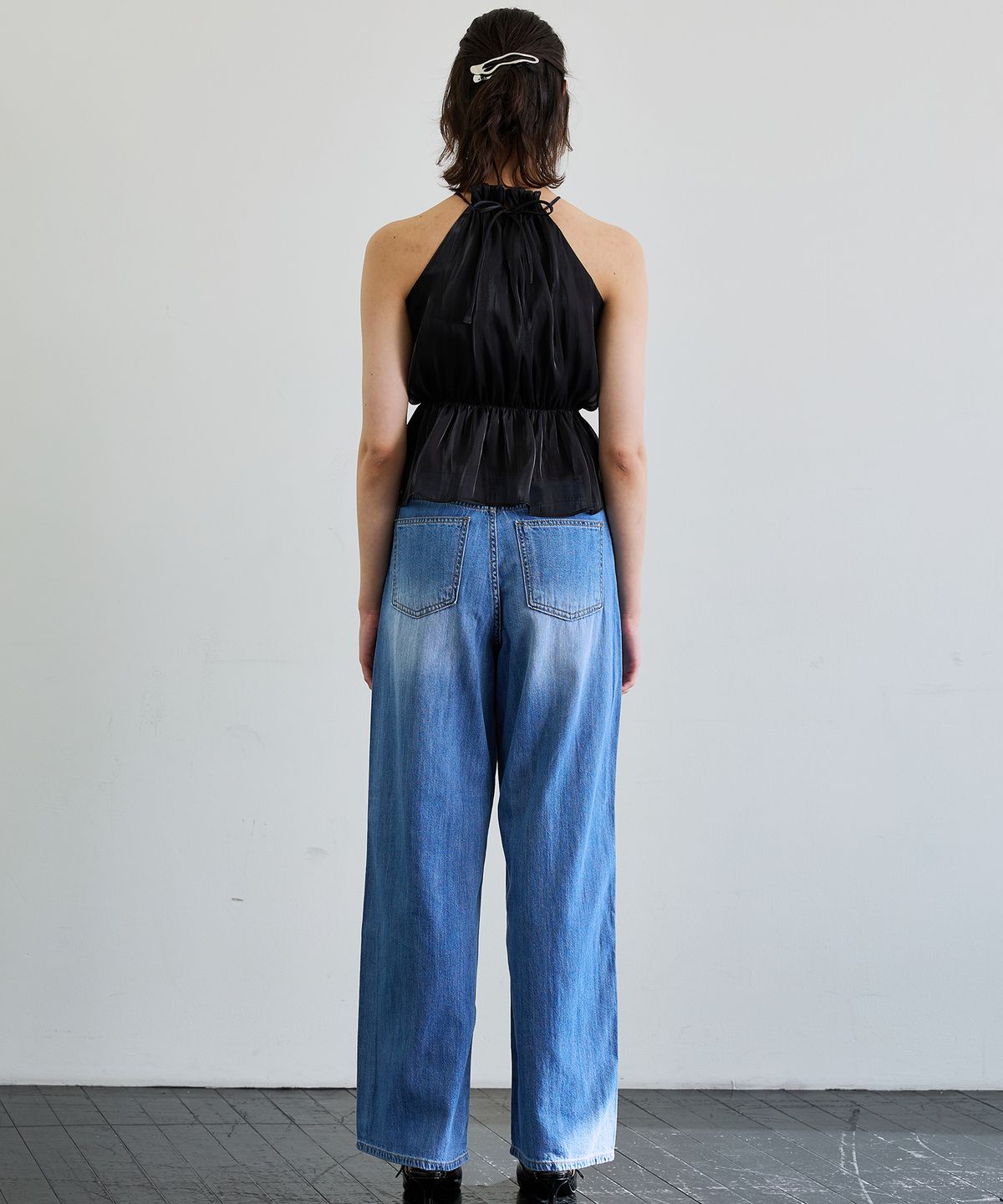 아리킴(ARIKIM) PEARL HALTERNECK TOP / BLACK