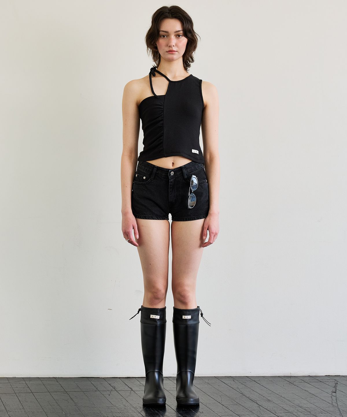아리킴(ARIKIM) BEBE UNBALANCE SLEEVELESS TOP / BLACK