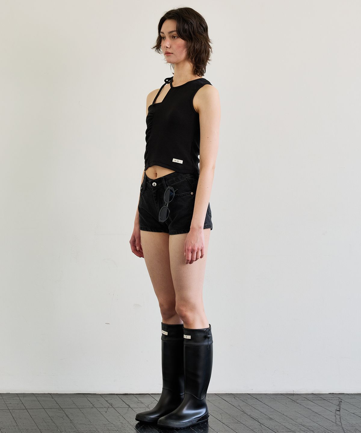 아리킴(ARIKIM) BEBE UNBALANCE SLEEVELESS TOP / BLACK
