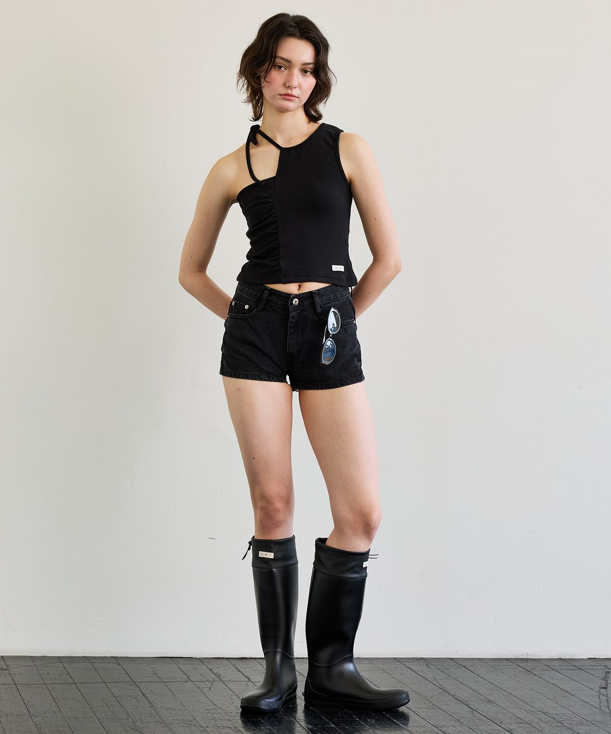 아리킴(ARIKIM) BEBE UNBALANCE SLEEVELESS TOP / BLACK