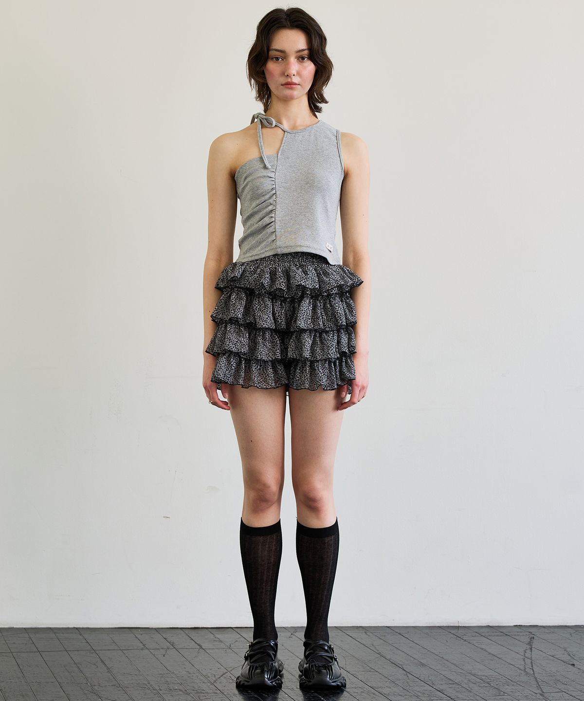 아리킴(ARIKIM) BEBE UNBALANCE SLEEVELESS TOP / GRAY
