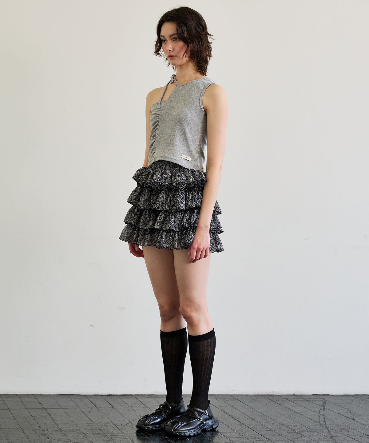 아리킴(ARIKIM) BEBE UNBALANCE SLEEVELESS TOP / GRAY
