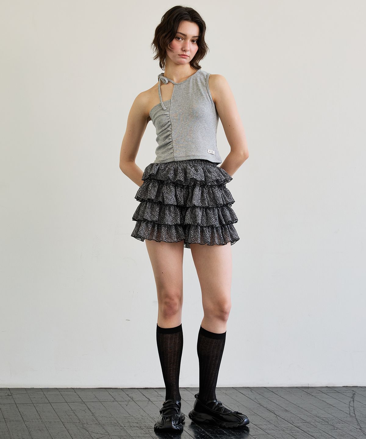 아리킴(ARIKIM) BEBE UNBALANCE SLEEVELESS TOP / GRAY