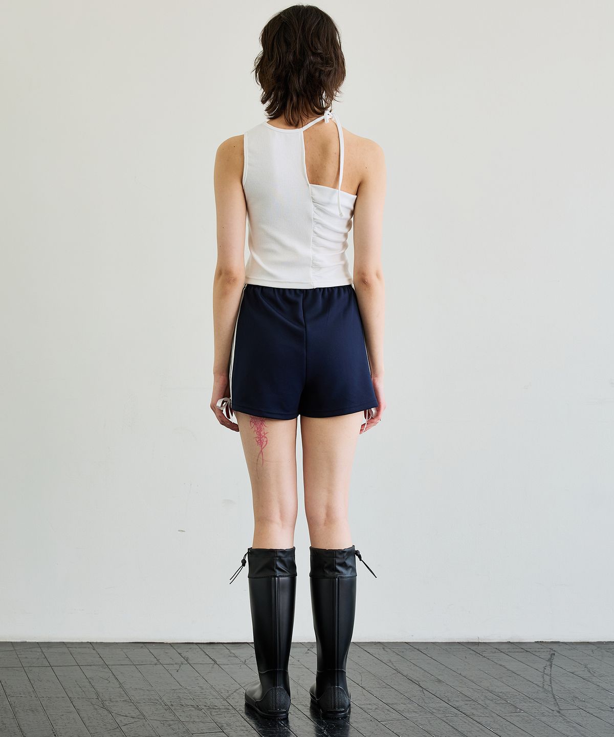 아리킴(ARIKIM) BEBE UNBALANCE SLEEVELESS TOP / WHITE