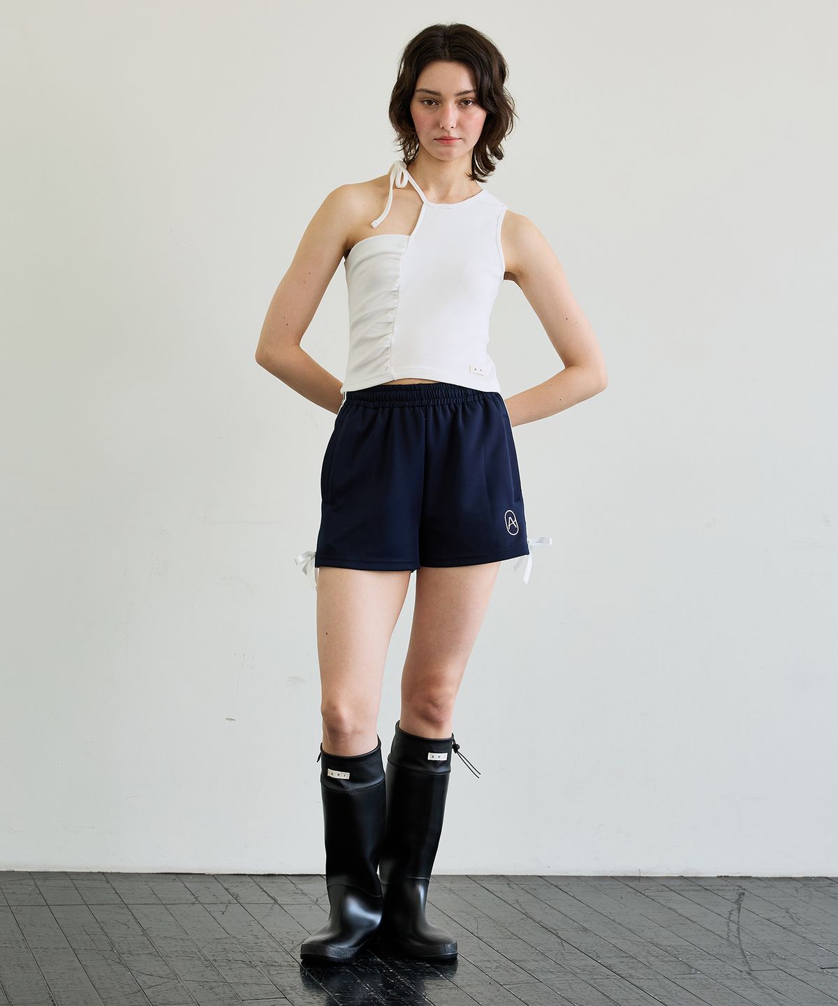 아리킴(ARIKIM) BEBE UNBALANCE SLEEVELESS TOP / WHITE