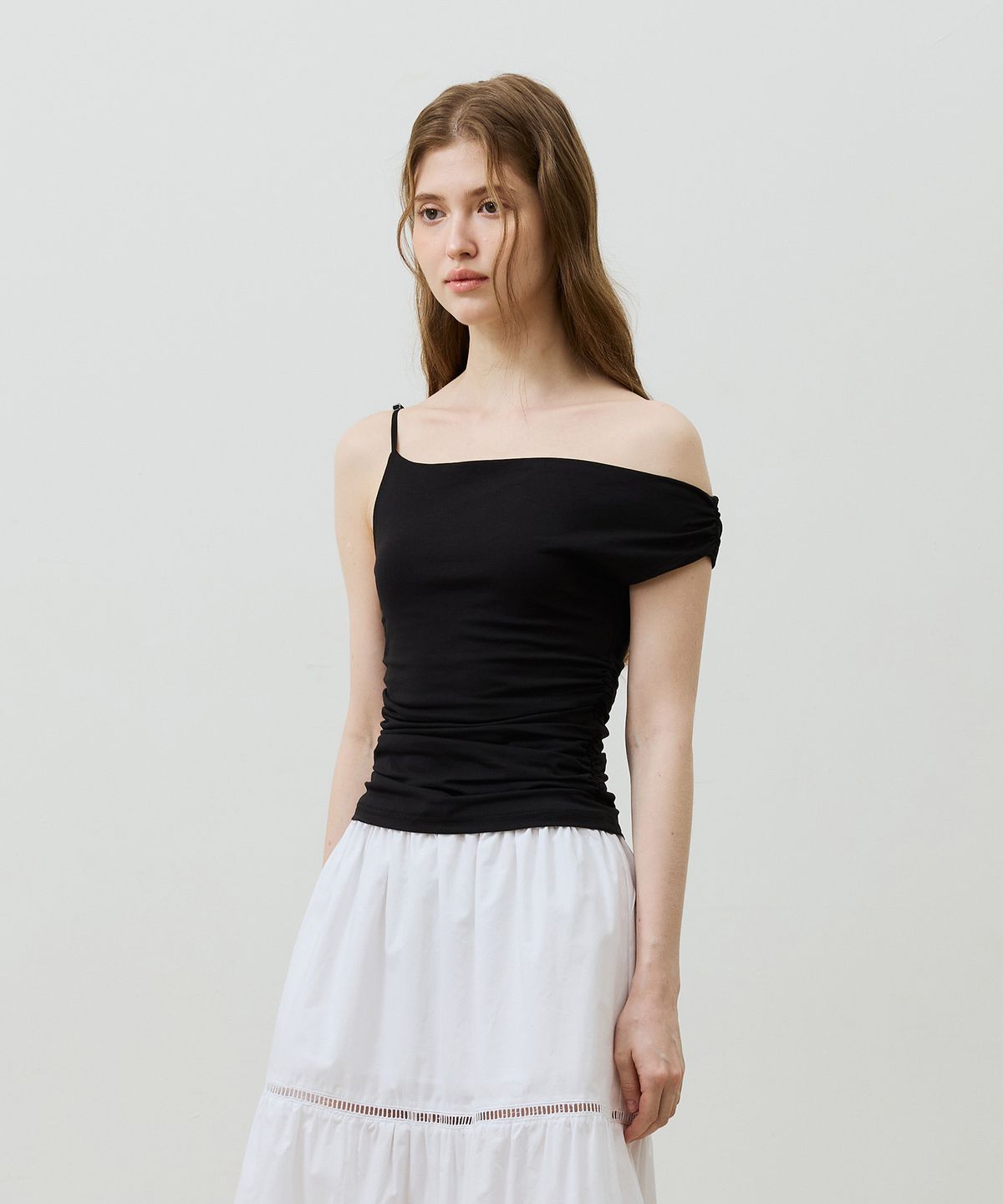 아리킴(ARIKIM) SHERRY UNBALANCE SHIRRLING TOP / BLACK