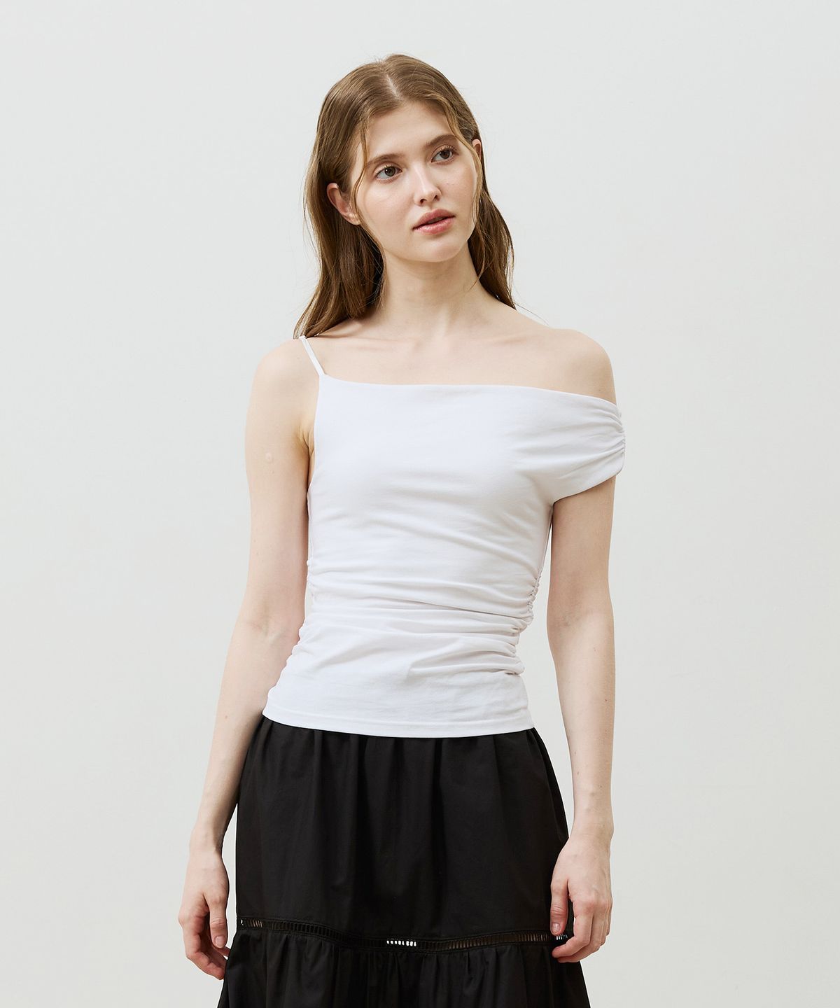 아리킴(ARIKIM) SHERRY UNBALANCE SHIRRLING TOP / WHITE