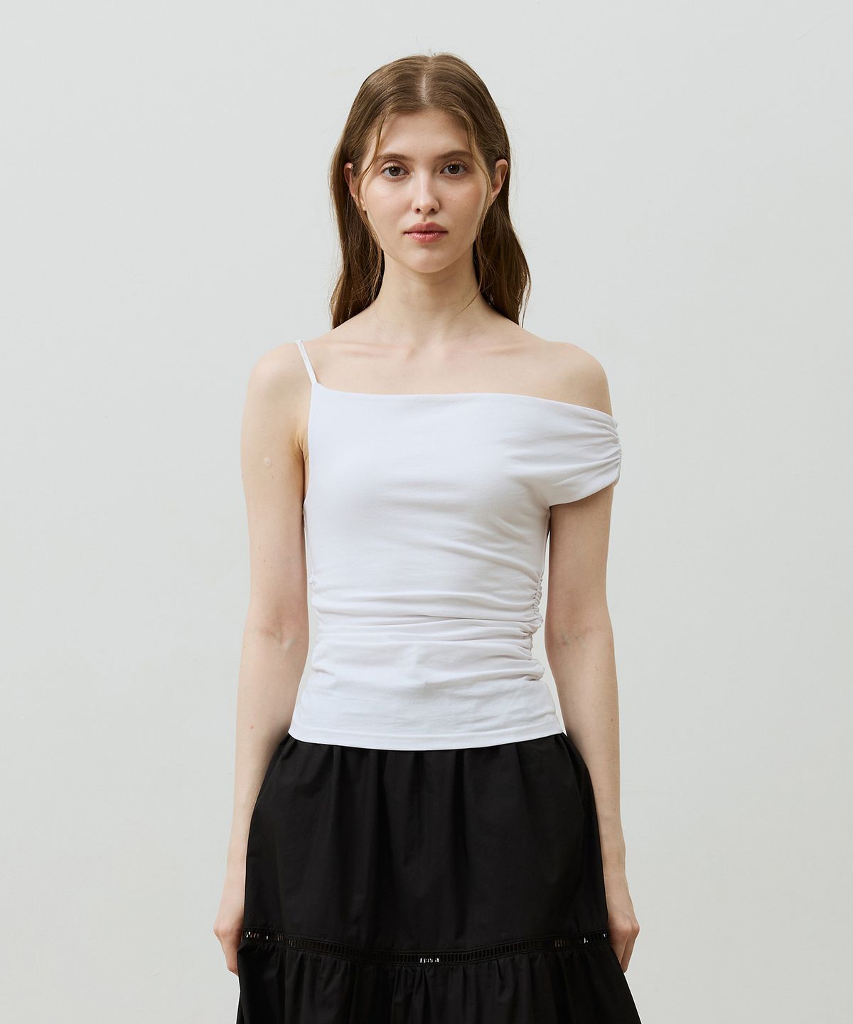 아리킴(ARIKIM) SHERRY UNBALANCE SHIRRLING TOP / WHITE