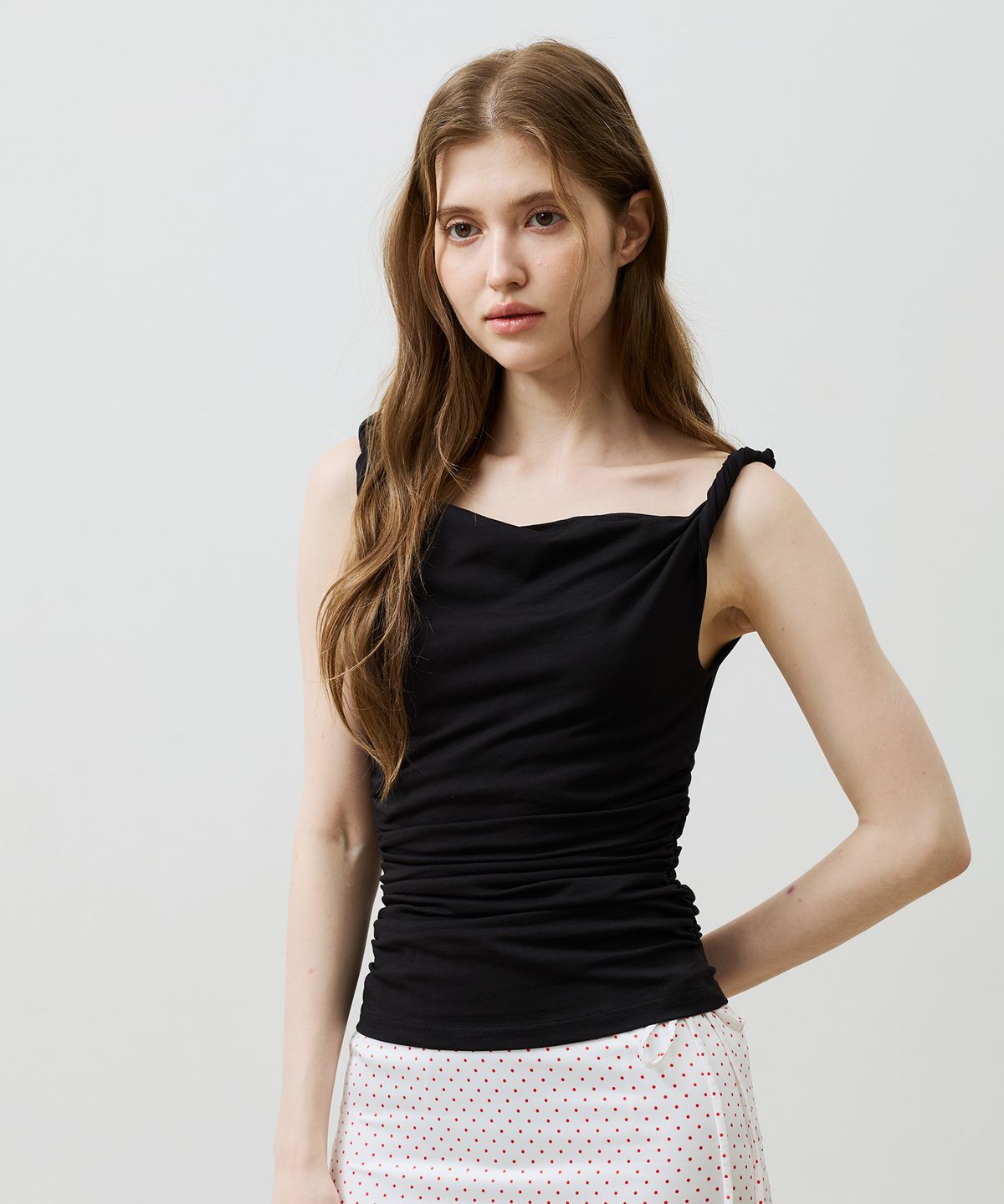아리킴(ARIKIM) COS TWISTED SHIRRLING TOP / BLACK