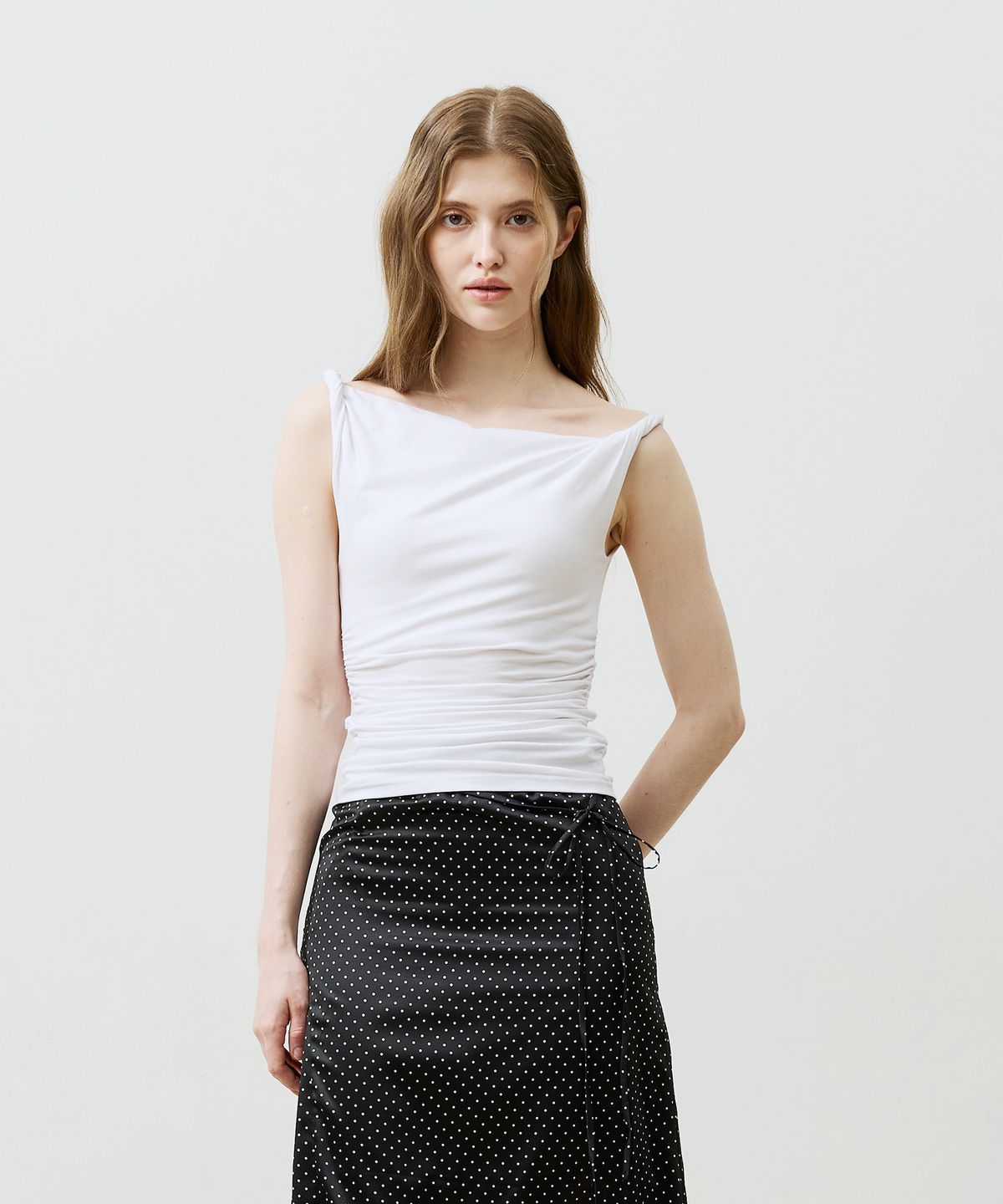 아리킴(ARIKIM) COS TWISTED SHIRRLING TOP / WHITE