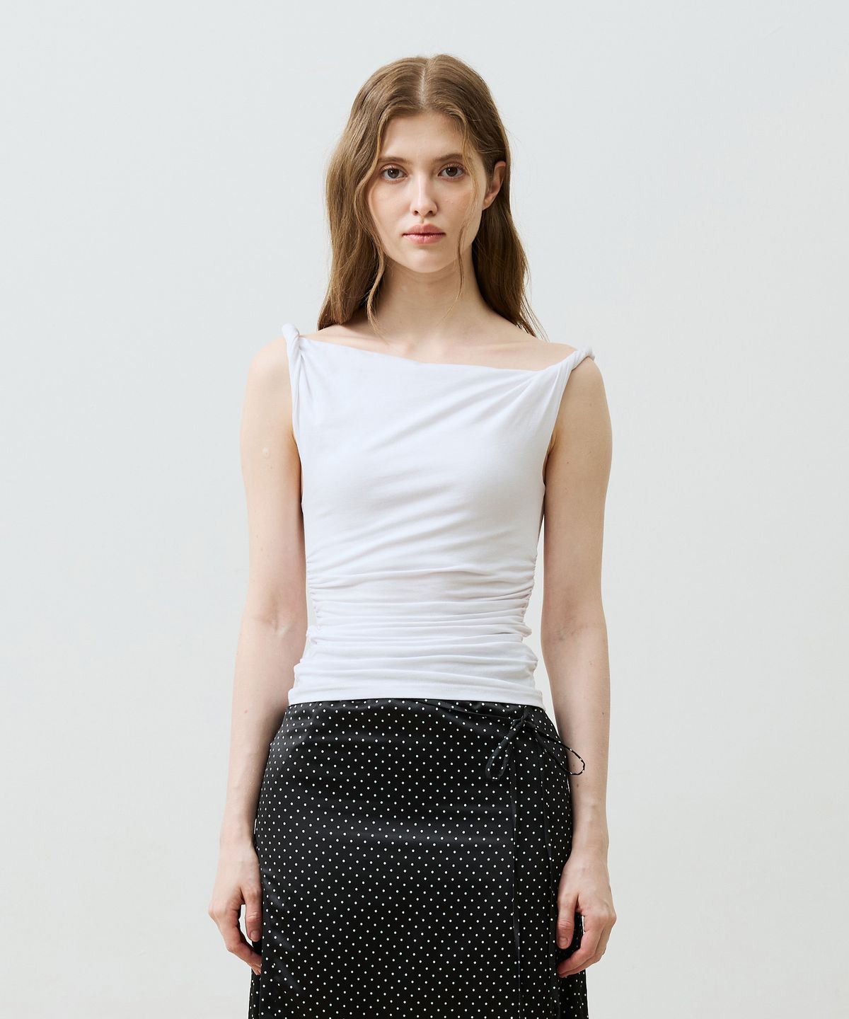 아리킴(ARIKIM) COS TWISTED SHIRRLING TOP / WHITE