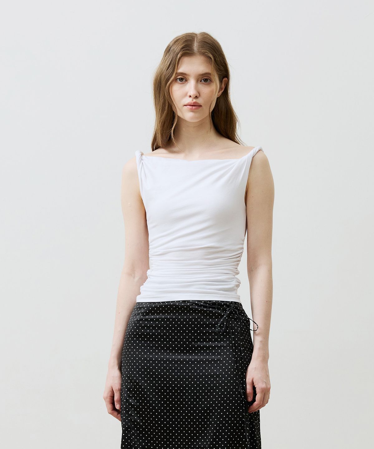 아리킴(ARIKIM) COS TWISTED SHIRRLING TOP / WHITE