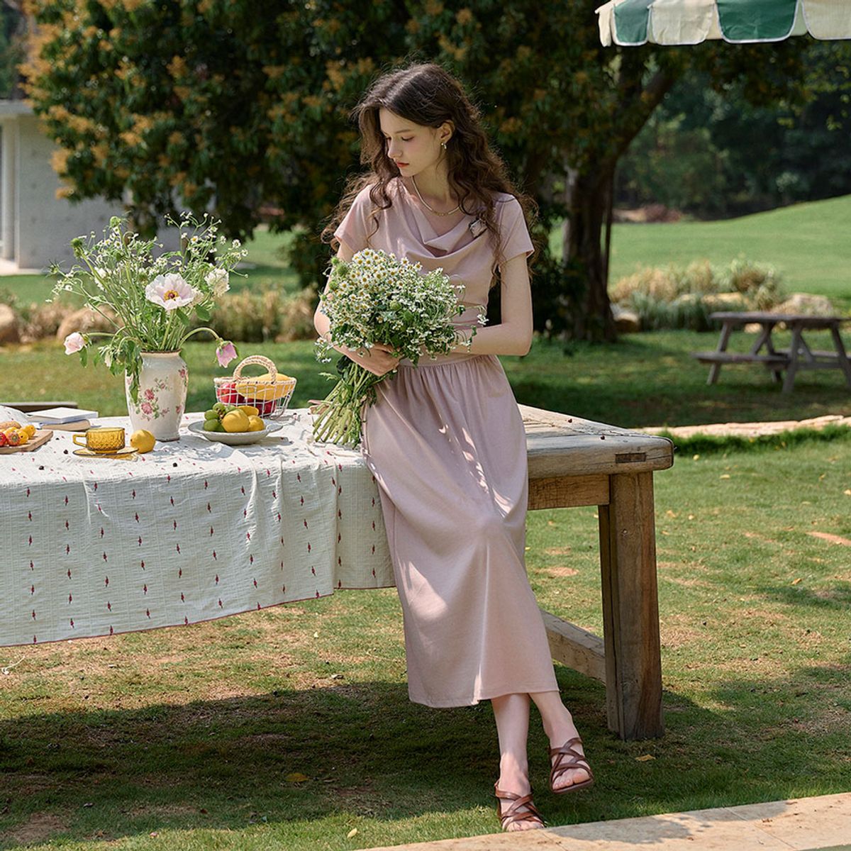심플레트로(SIMPLE RETRO) SR_Pleated rose swing neck dress