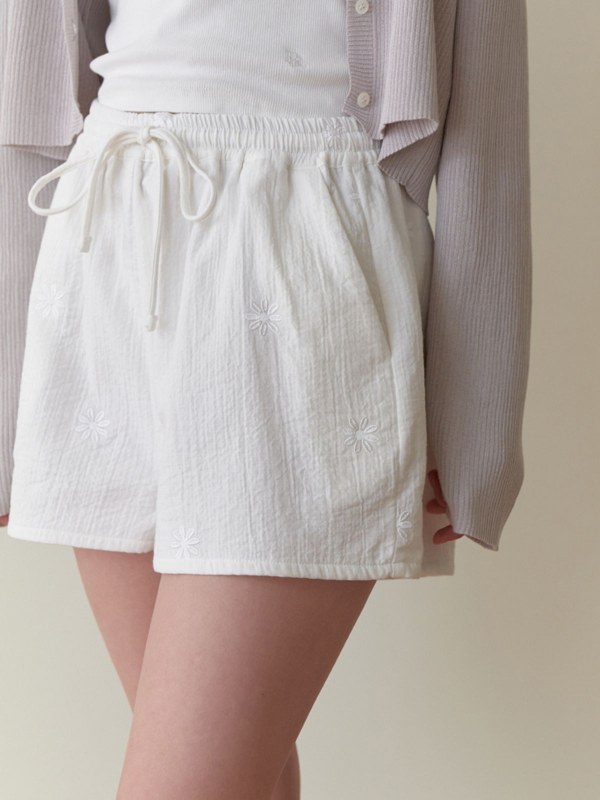 리엘(RE L) Rudbeckia shorts (white flower)